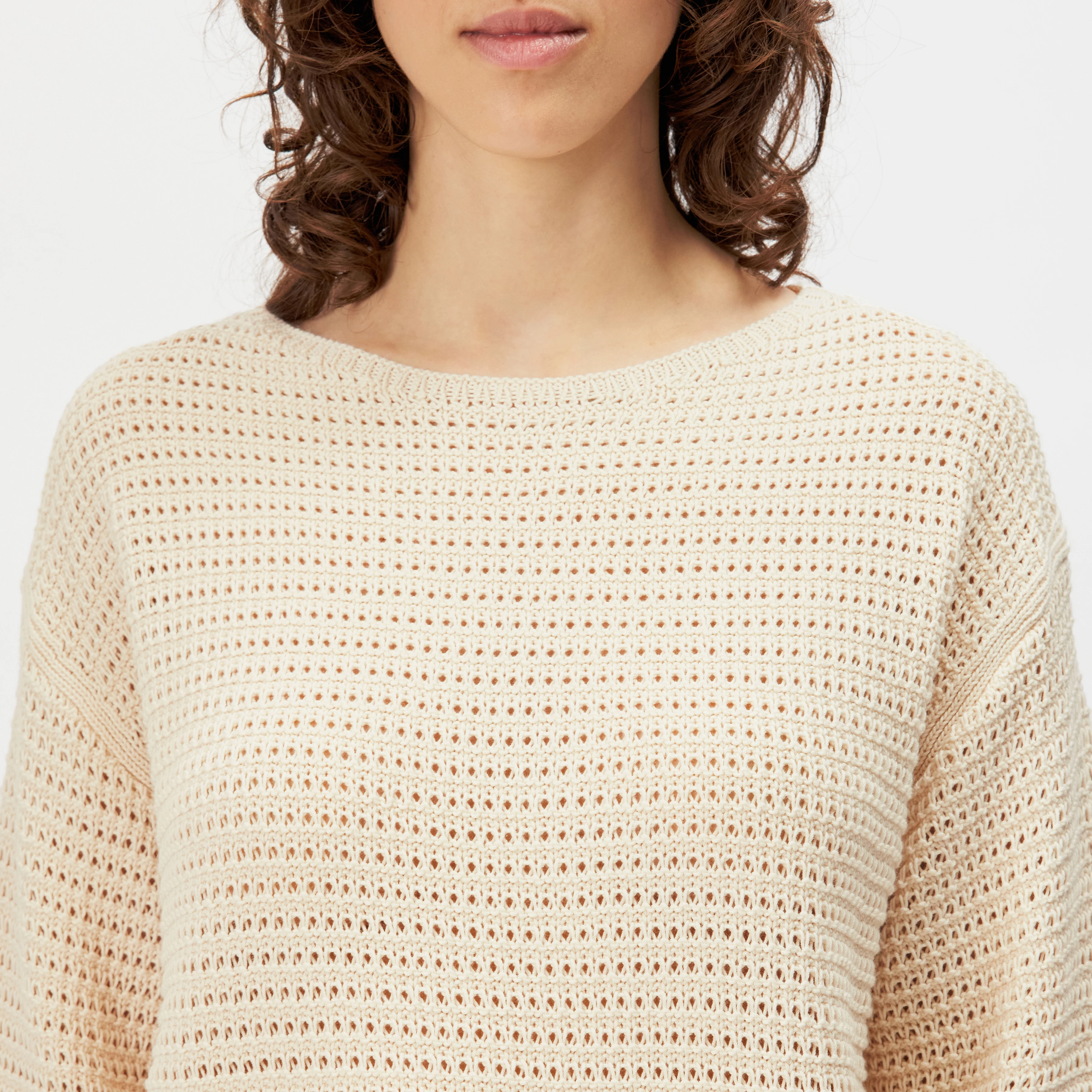 IMENIA_2 - Oversized Cropped Pullover in Grobstrick - Damen - off white - Detailansicht am Model