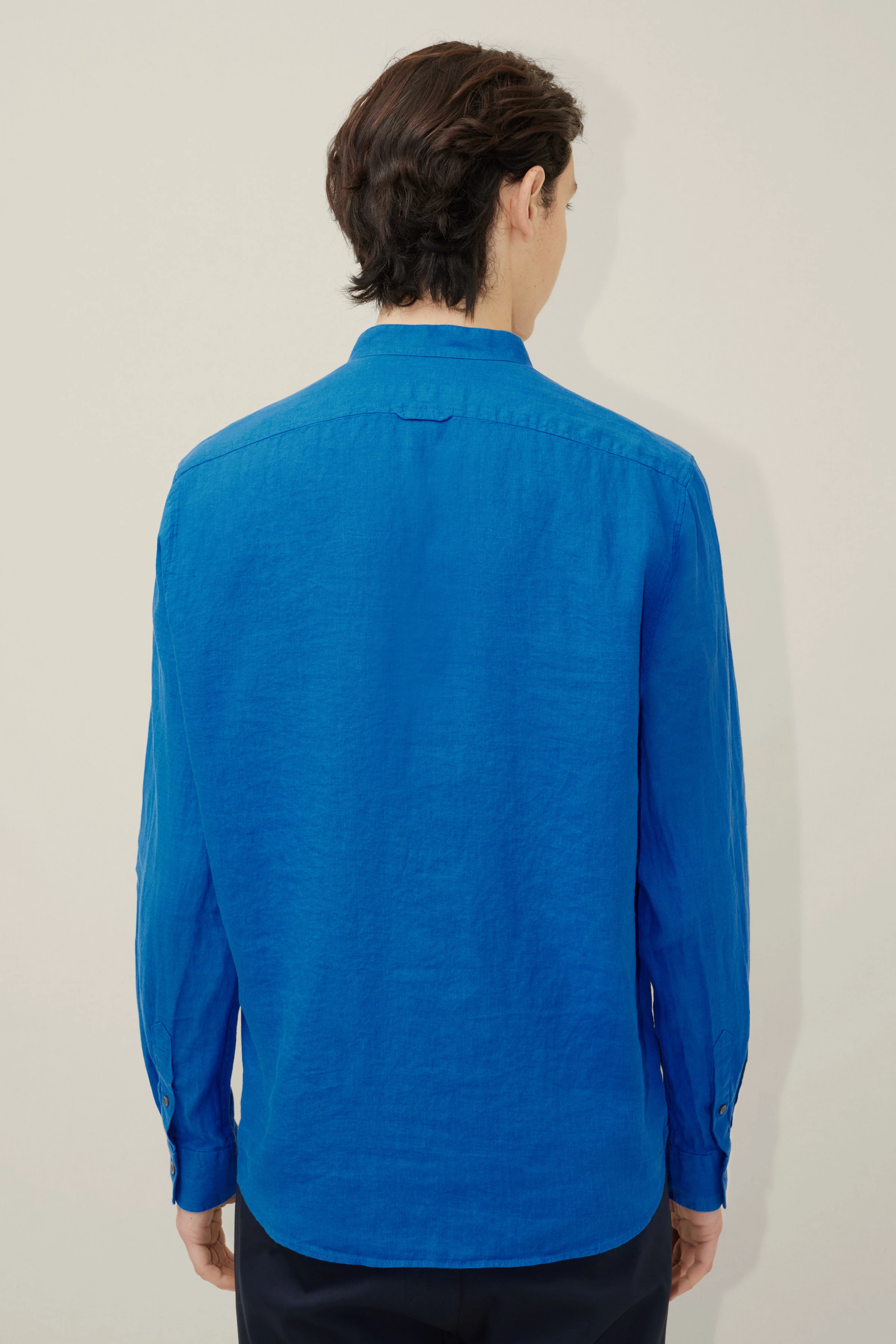 TAROK - pure linen shirt with stand up collar - men - blue - Rückansicht