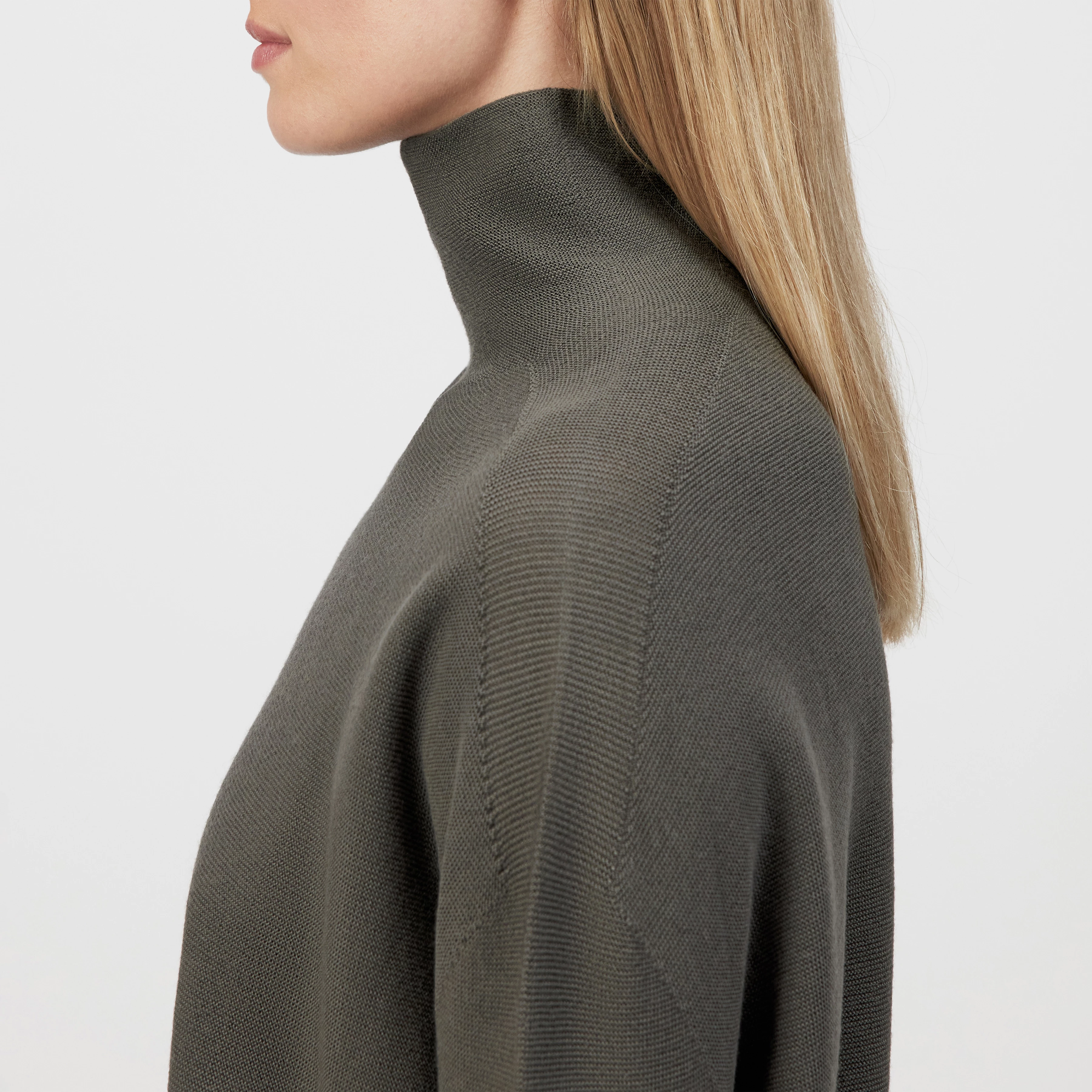 LIORA - Egg-Shape Rollkragenpullover in 100% Merinowolle - Damen - grau - Detailansicht am Model