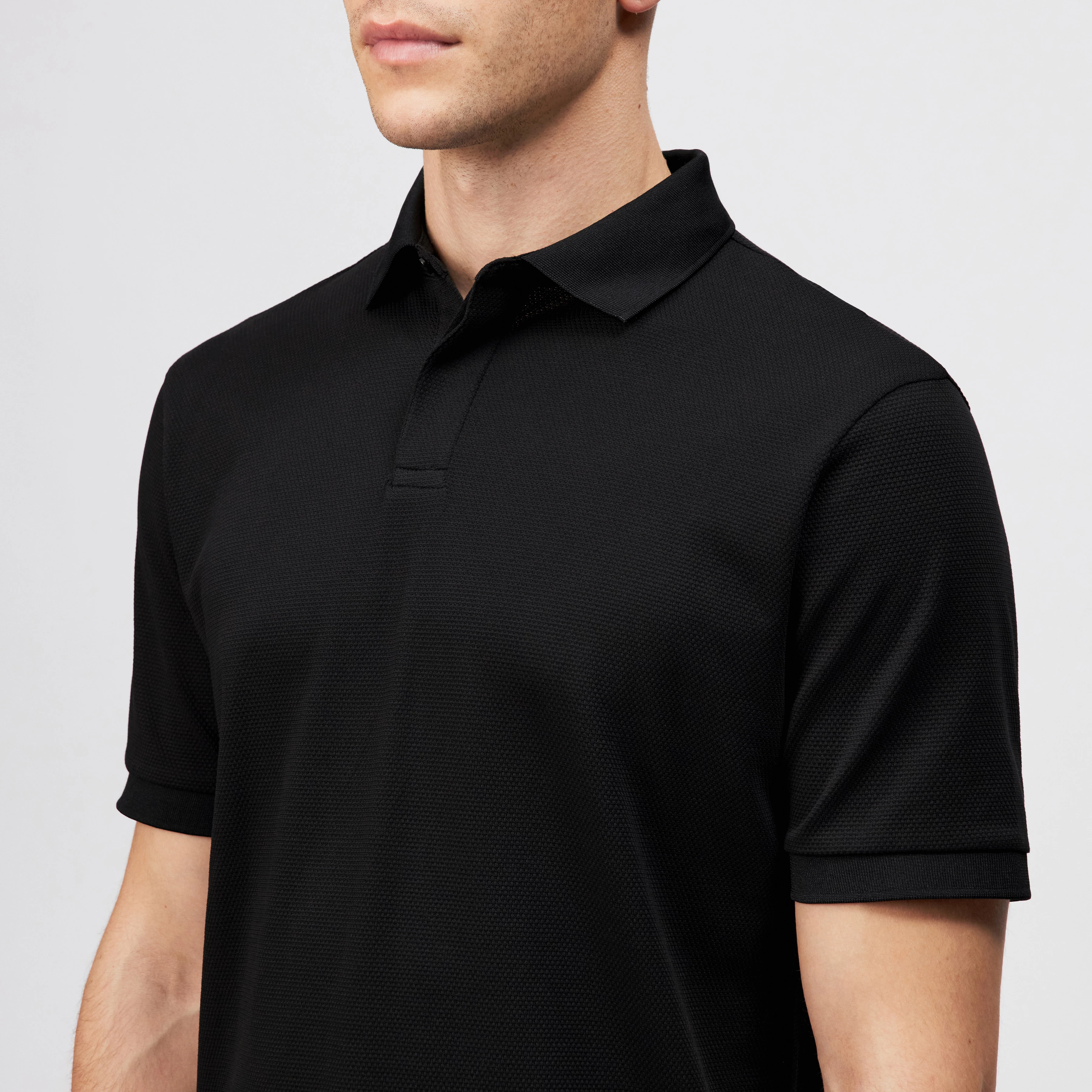 SANTOS - Classic regular fit polo in piqué structure - men - black - Detailansicht am Model