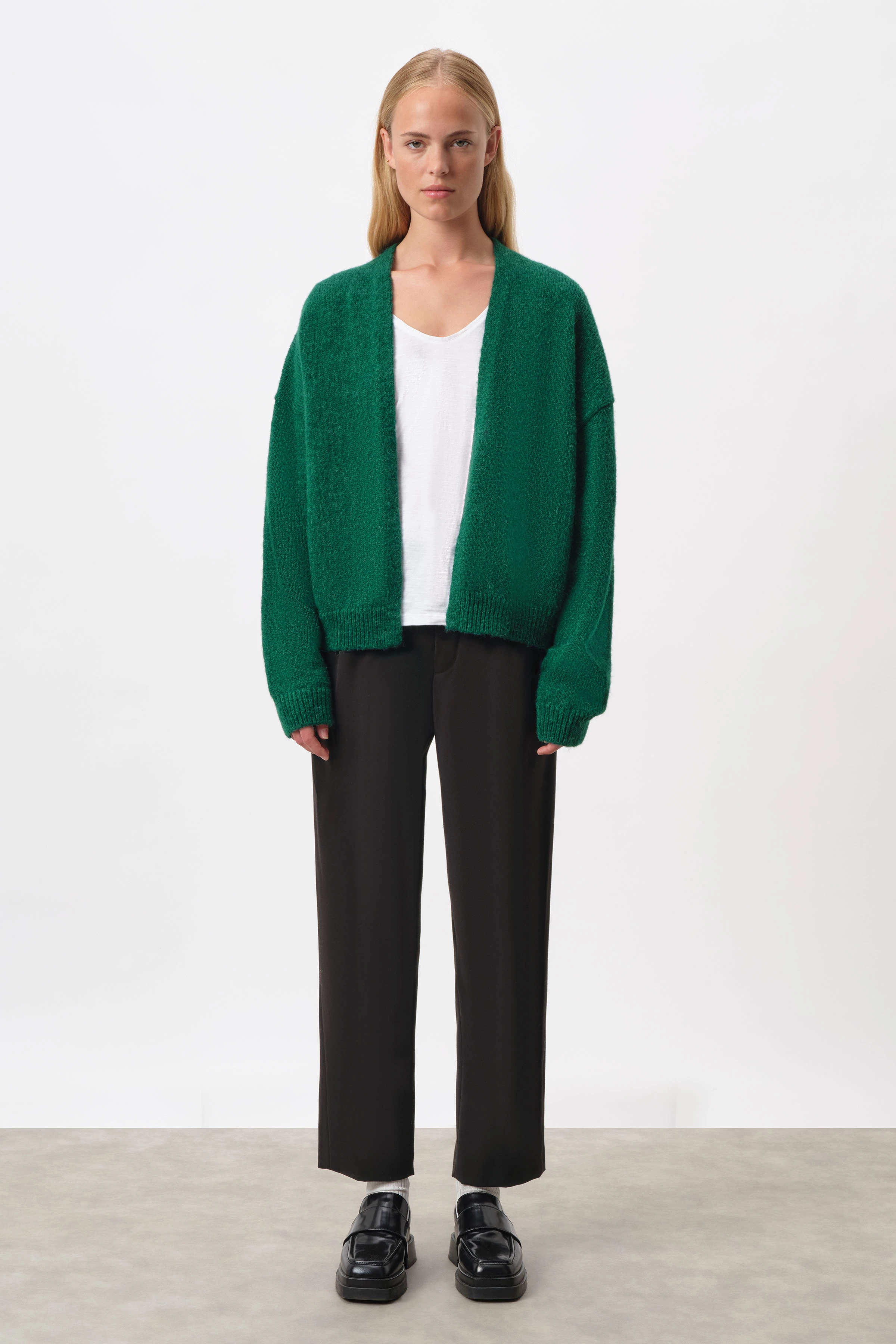 MIRALA - Strickjacke in Alpaka-Mix - Damen - grün - Ganzkörper-Frontansicht