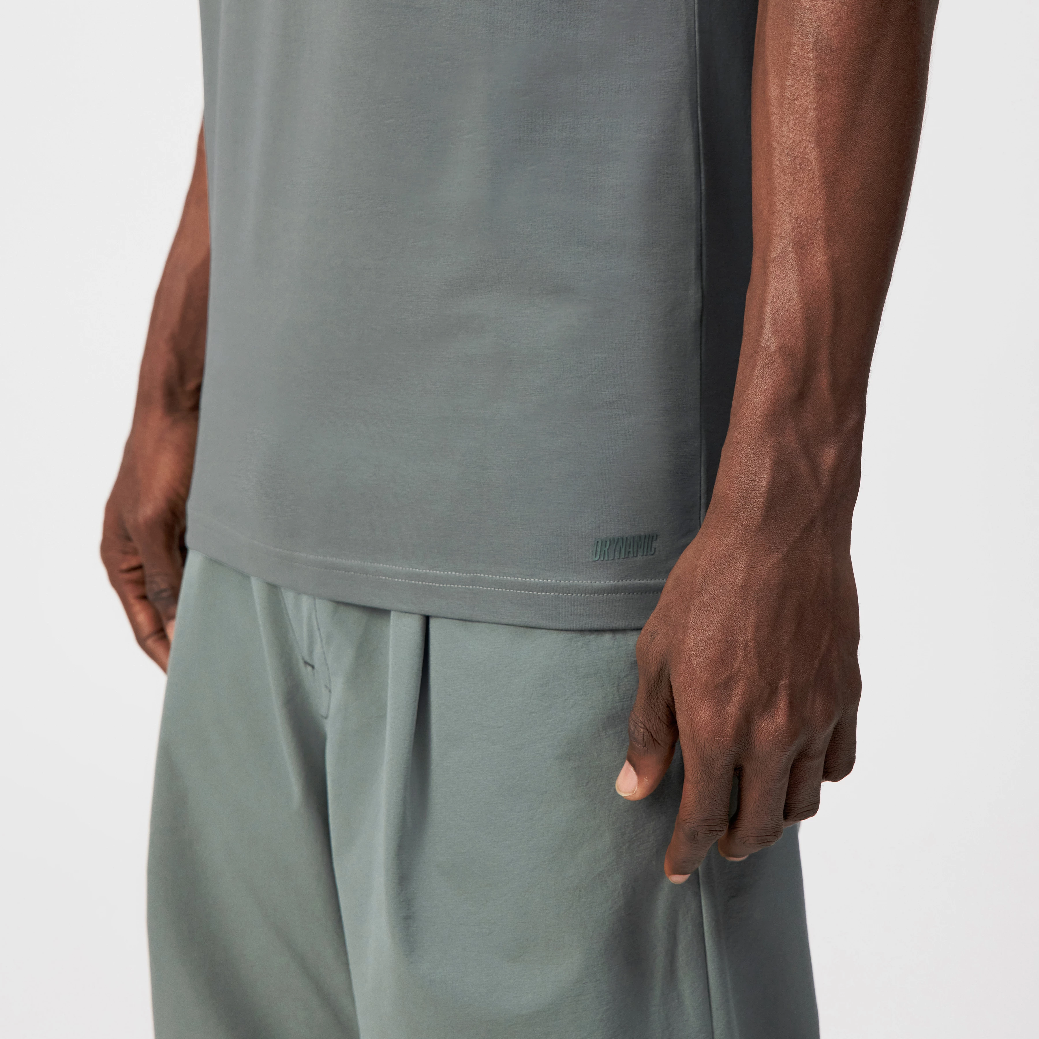 ANTON - Fitted T-shirt i bomuld - men - grøn - Detailansicht am Model