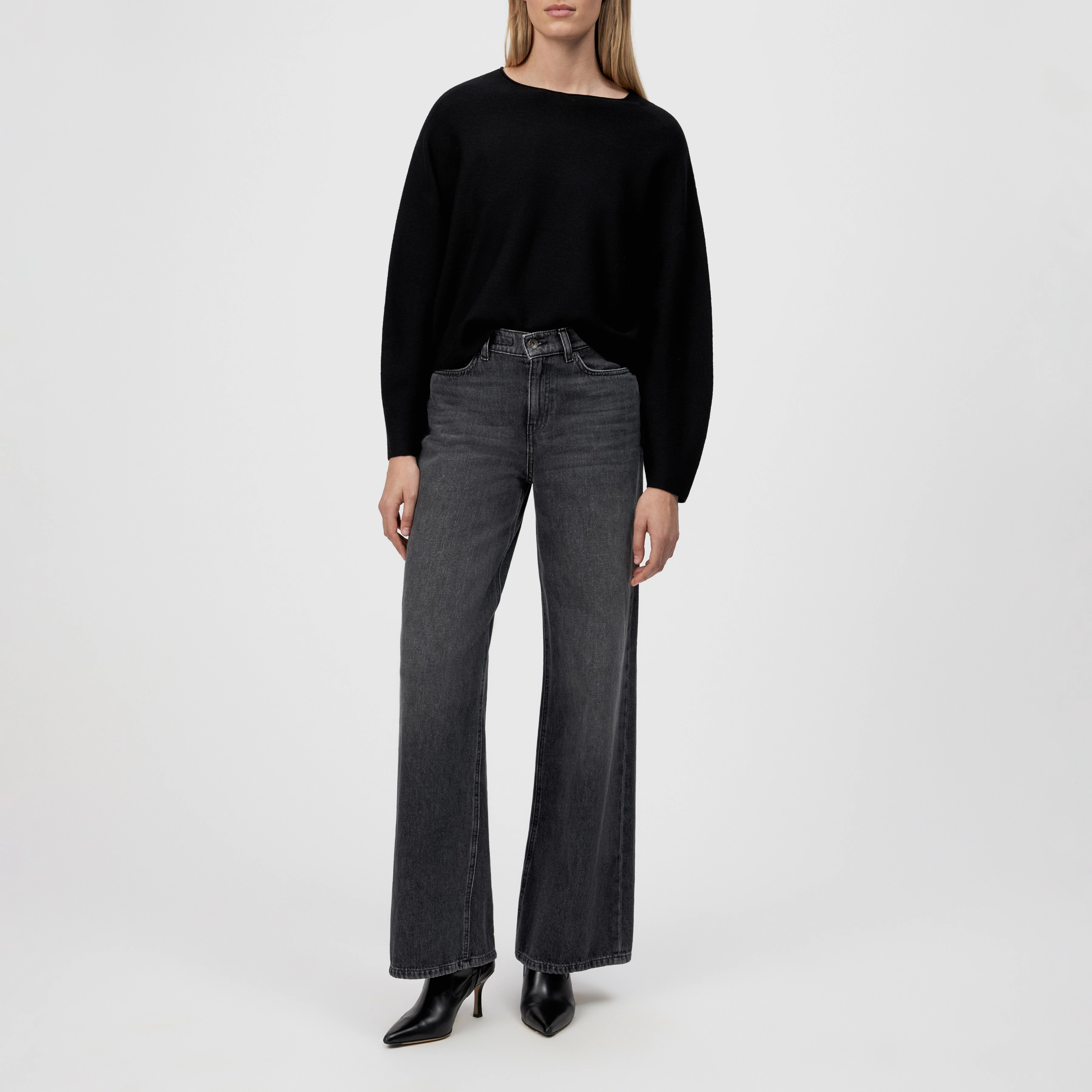 MEAMI - Vekürzter Egg-Shape Pullover in 100% Merinowolle - Damen - schwarz - Ganzkörper-Frontansicht