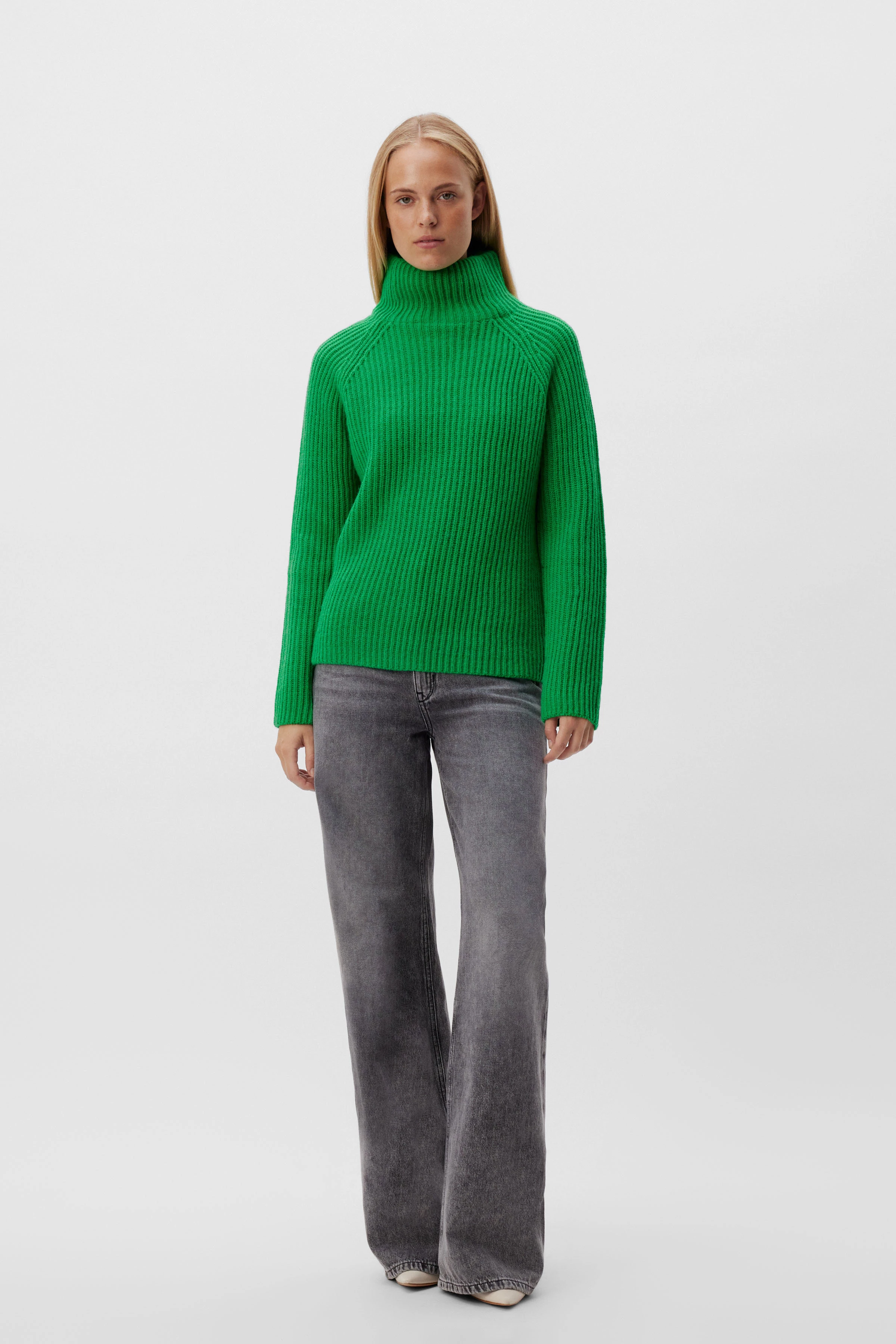 ARWEN - Rollkragenpullover aus Alpaka-Woll-Mix - Damen - grün - Ganzkörper-Frontansicht