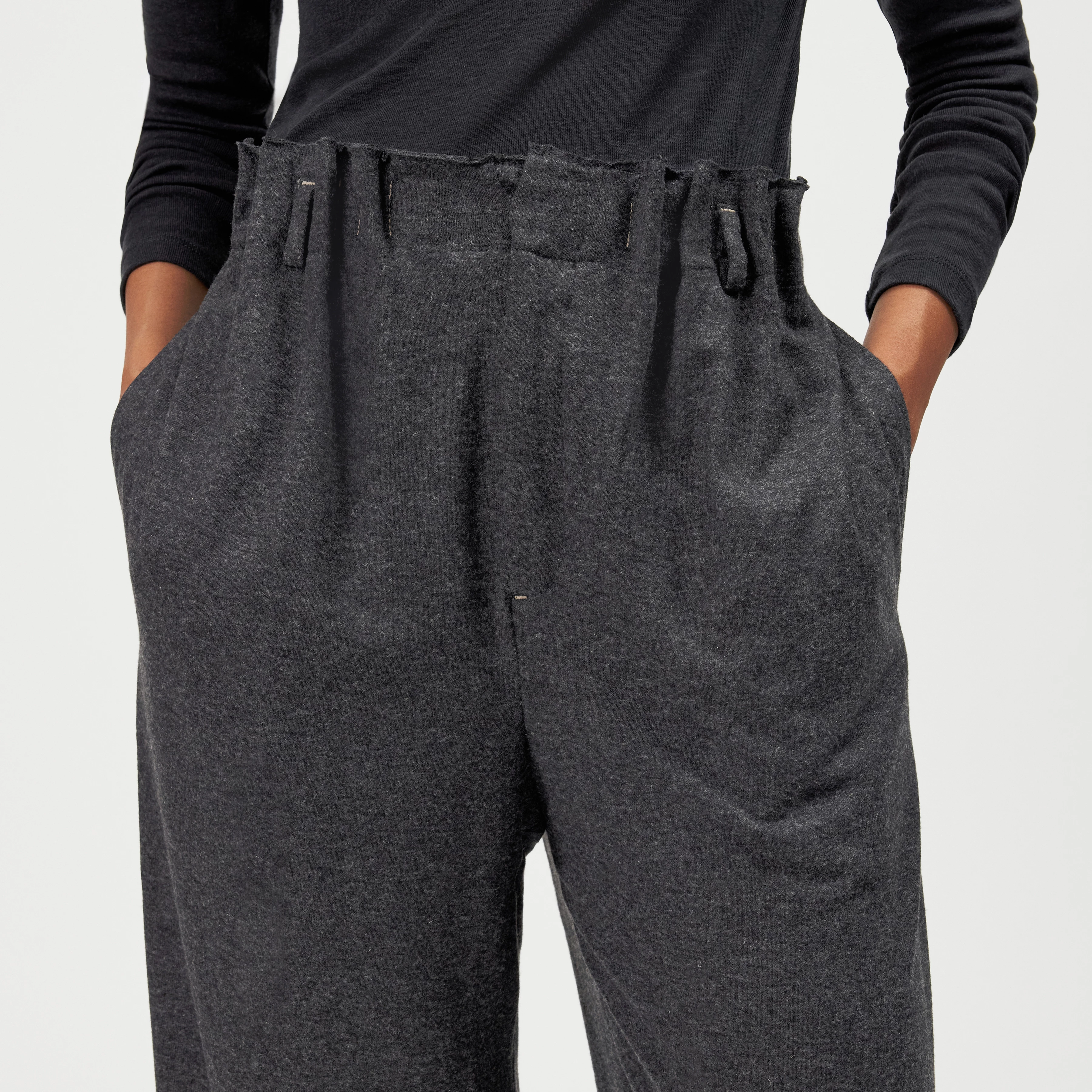 ELIDE - Wide pleat-front wool blend jersey trousers - women - grey - Detailansicht am Model