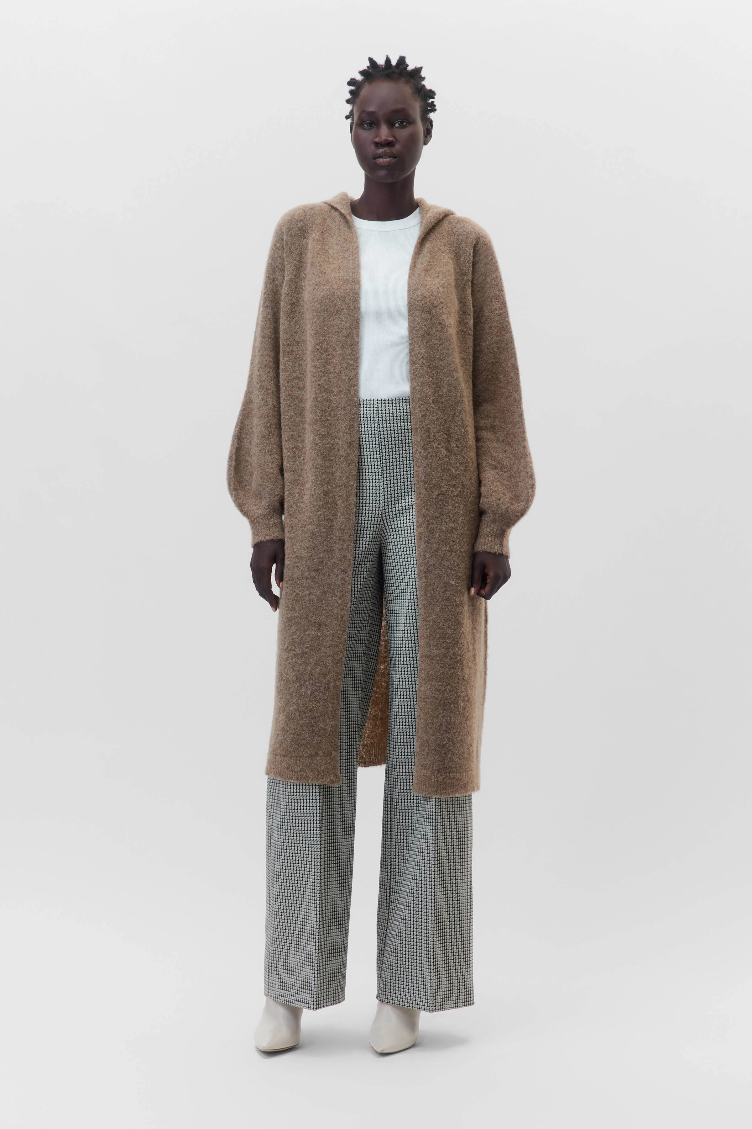 VIAJA - Hoodiestrickjacke in haarigem Alpaka-Wollmix - Damen - braun - Ganzkörper-Frontansicht