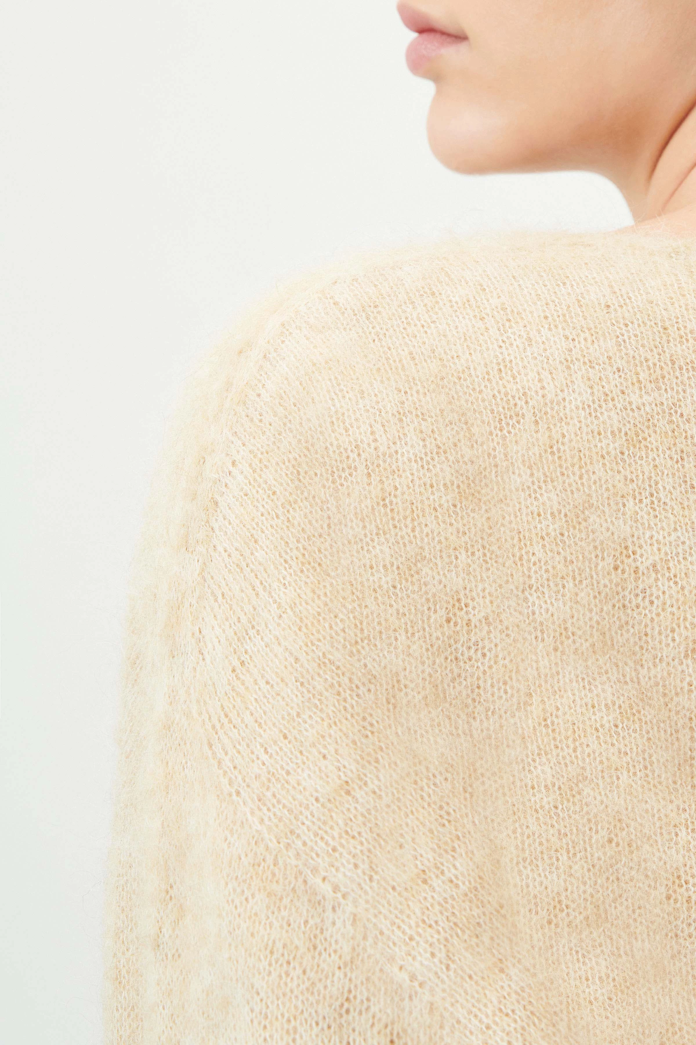 IMENY - Cropped sweater in luxurious Suri baby alpaca mix - women - brown - Detailansicht am Model