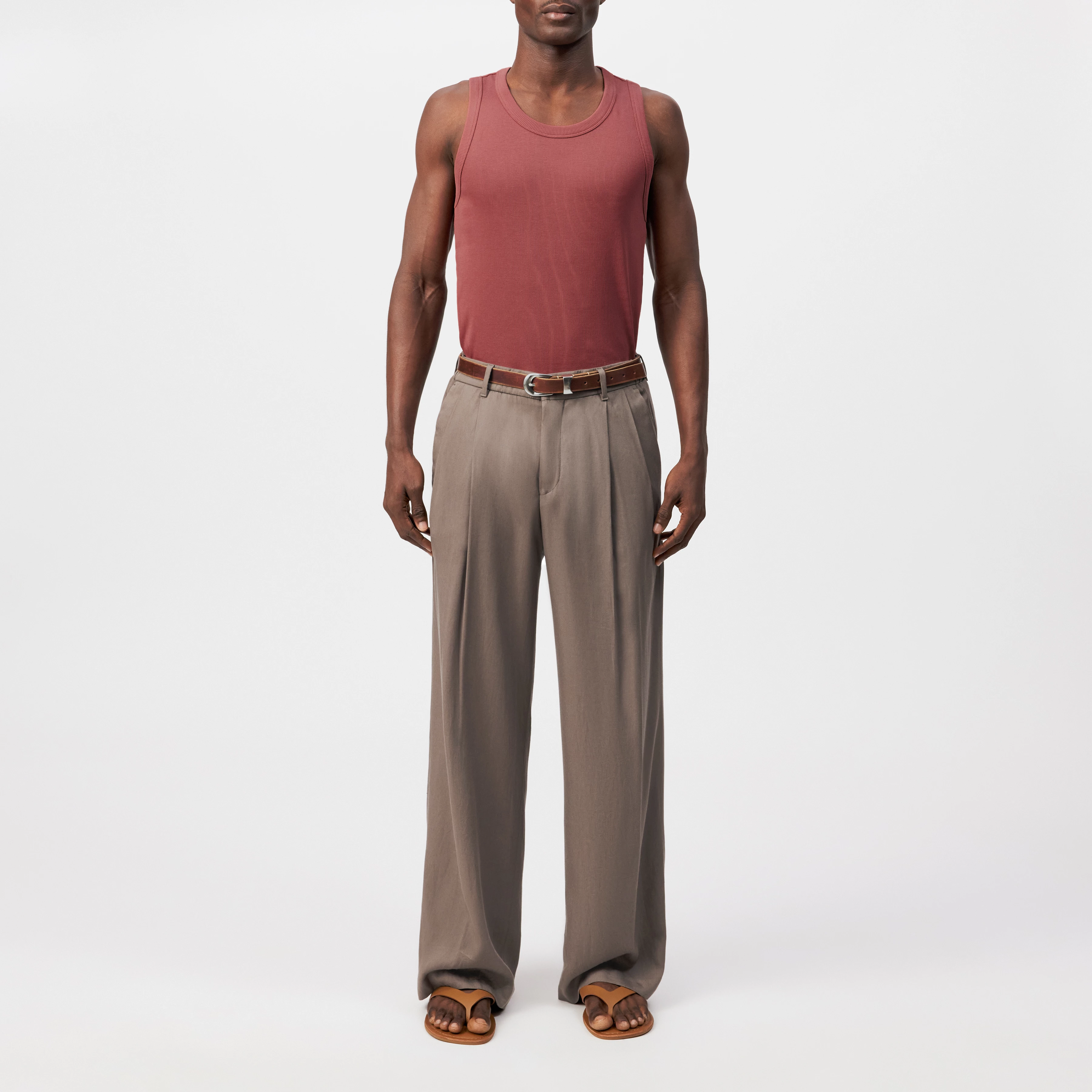 LEEK_WIDE - Relaxed Fit Bundfaltenhose aus reinem Lyocell-Twill - Herren - braun - Ganzkörper-Frontansicht