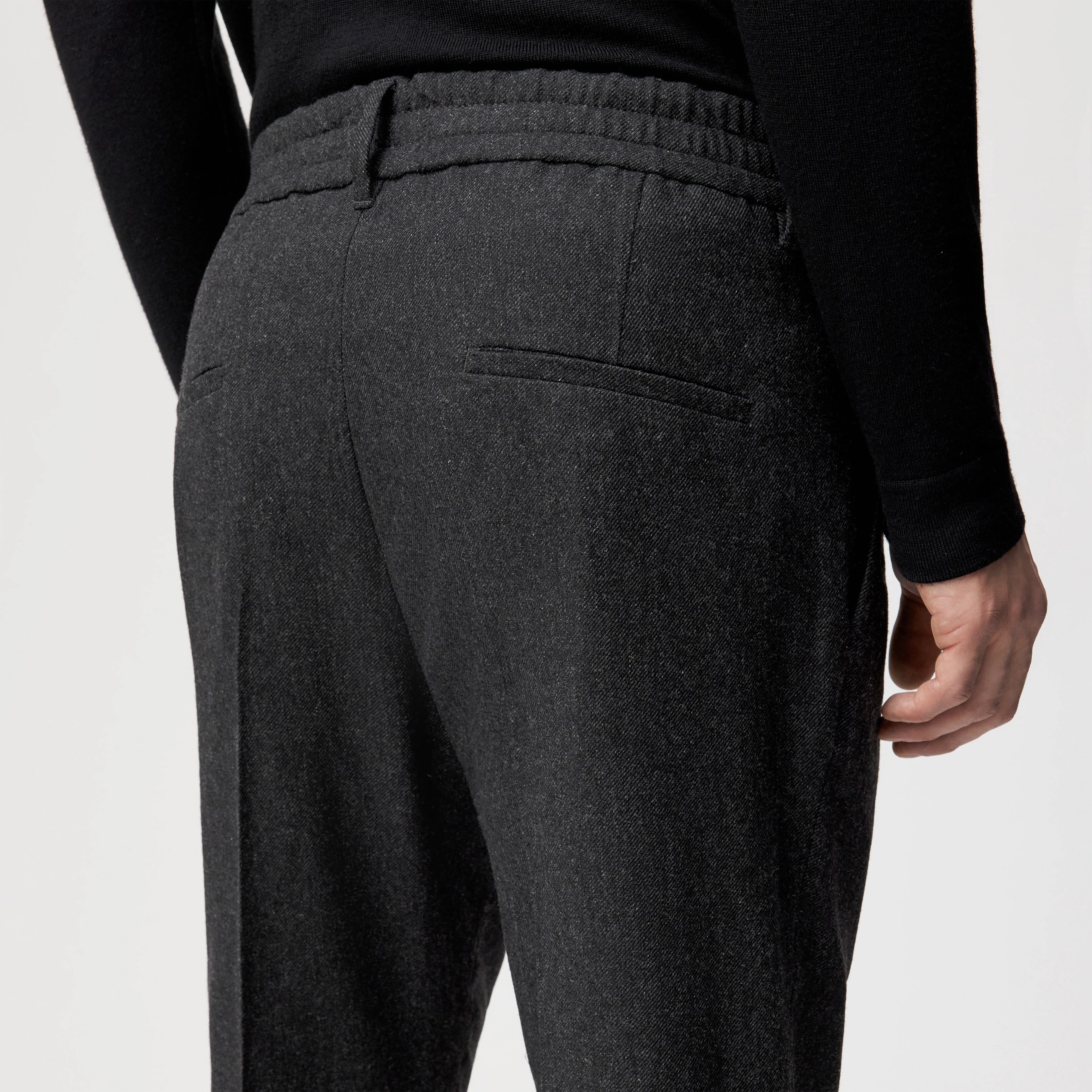 CHASY - Casual Hose mit Bundfalte in softem Woll-Flanell - Herren - grau - Detailansicht am Model