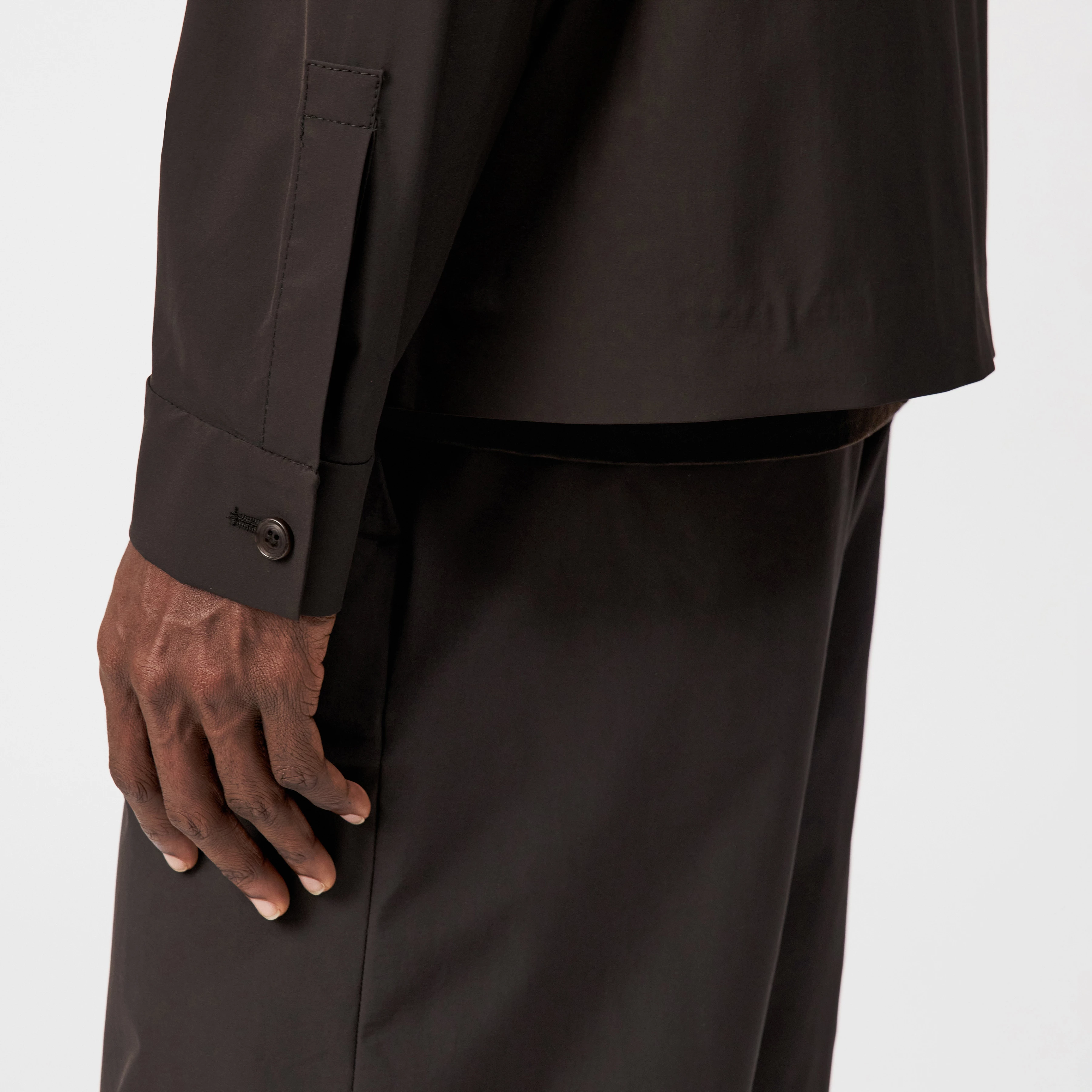 JOTTAR - Regular fit zip jacket made of lightweight nylon - men - brown - Detailansicht am Model