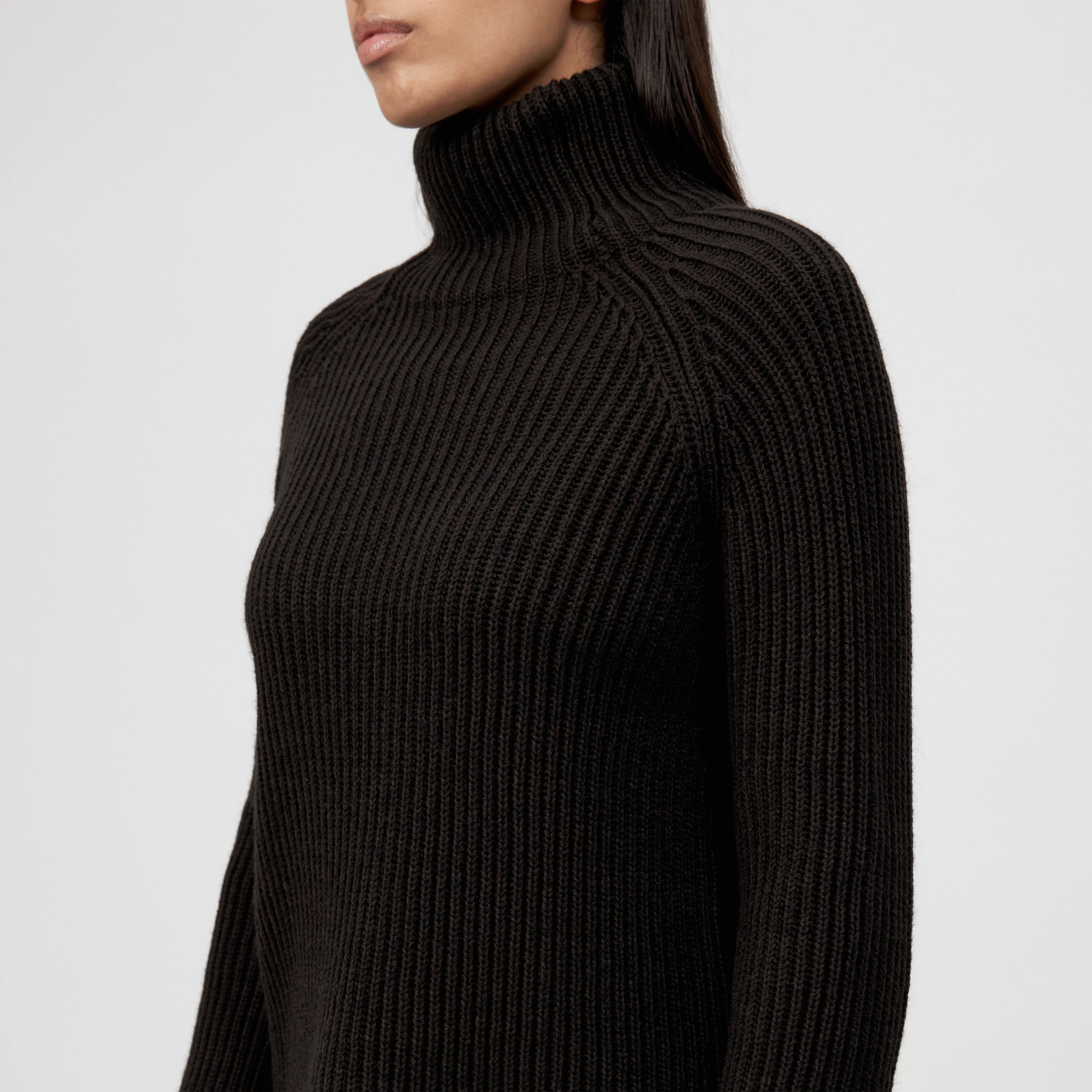 ARWEN - Pull à col roulé en mélange de laine et d'alpaga - women - marron - Detailansicht am Model