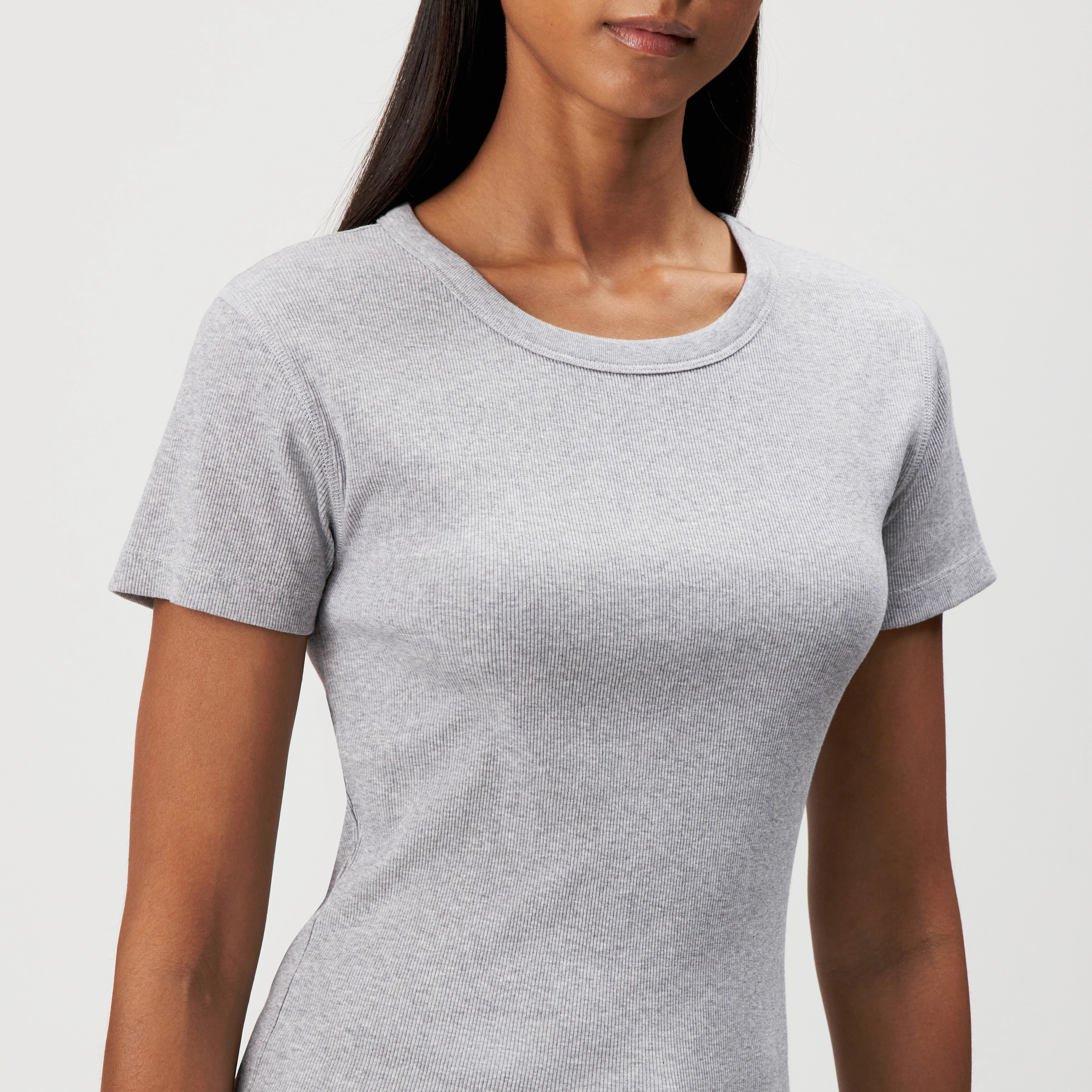 KOALE - Slim-fit T-shirt in pure cotton - women - grey - Detailansicht am Model