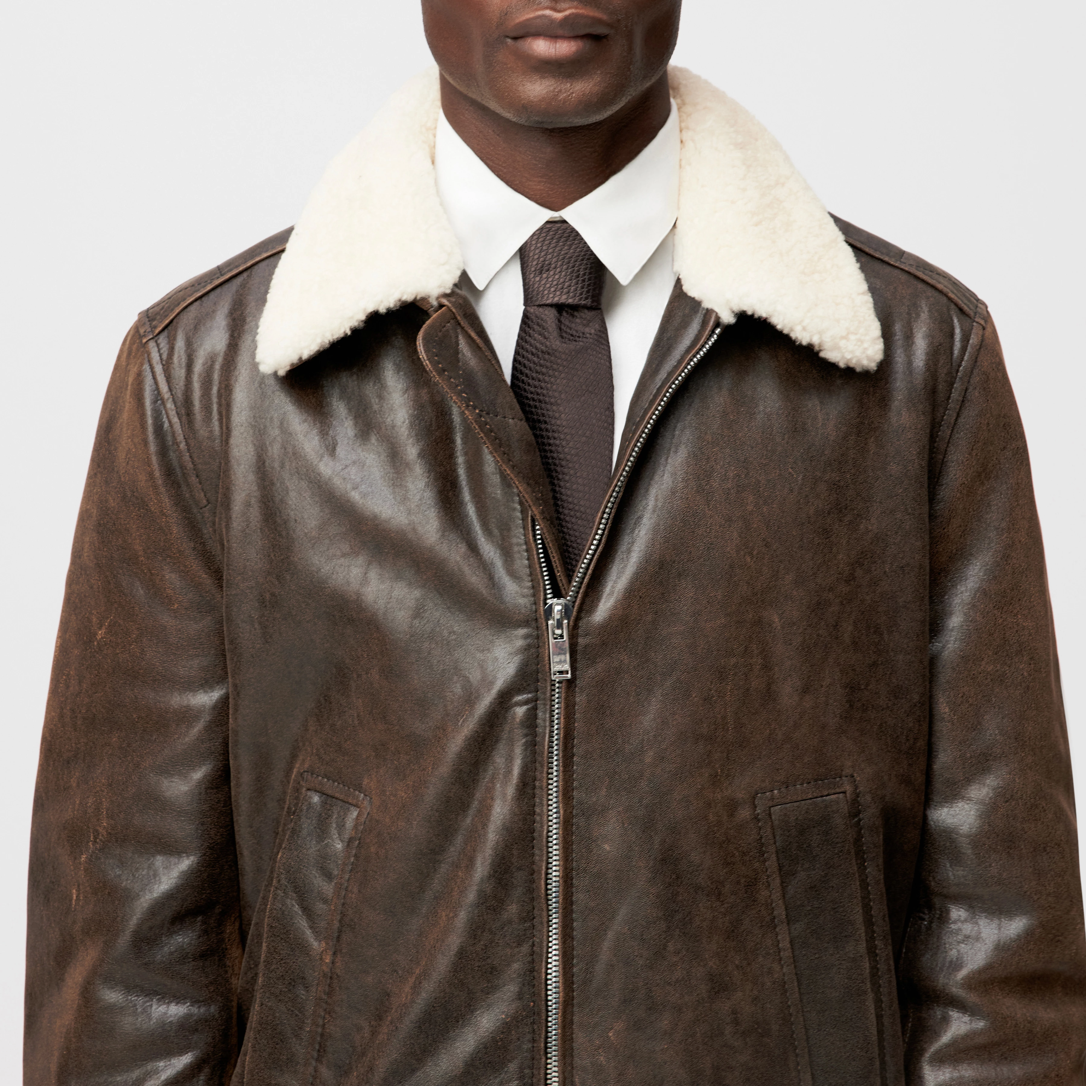 FLYGHT - Fliegerjacke in Leder - Herren - braun - Detailansicht am Model