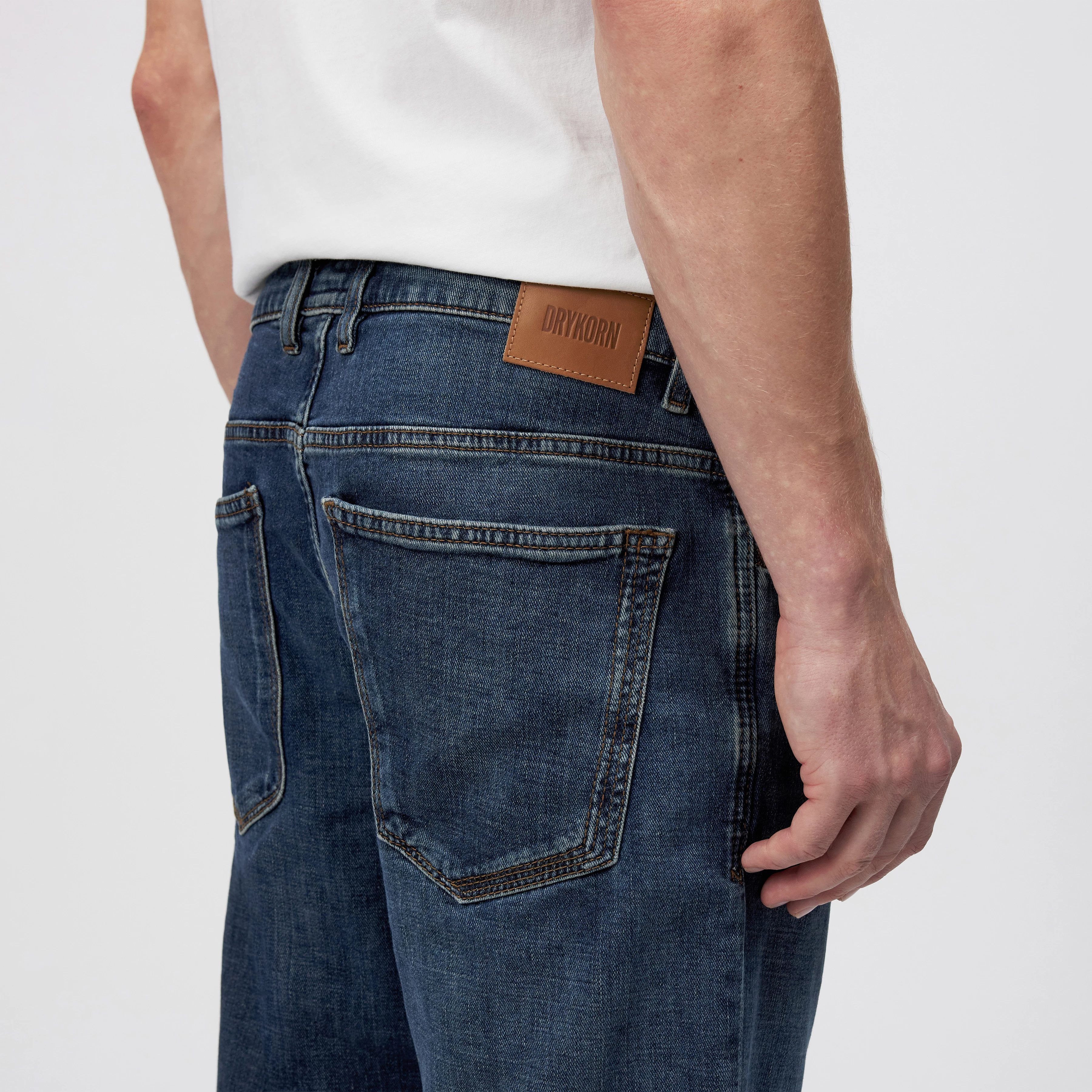 RICC - Jean slim en denim bleu moyen - men - bleu - Detailansicht am Model