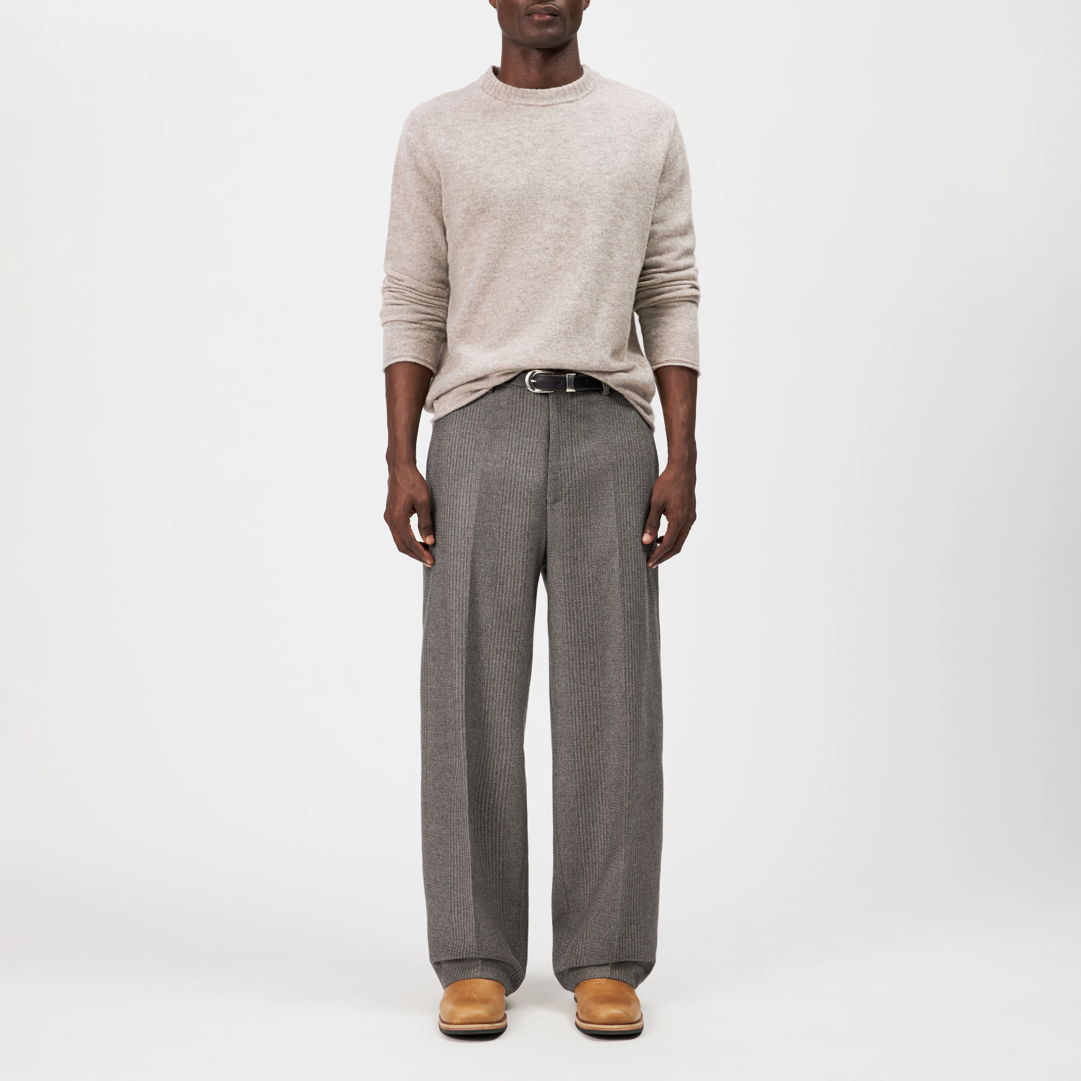 LEANDO - Round-neck jumper in wool blend - men - beige - Ganzkörper-Frontansicht