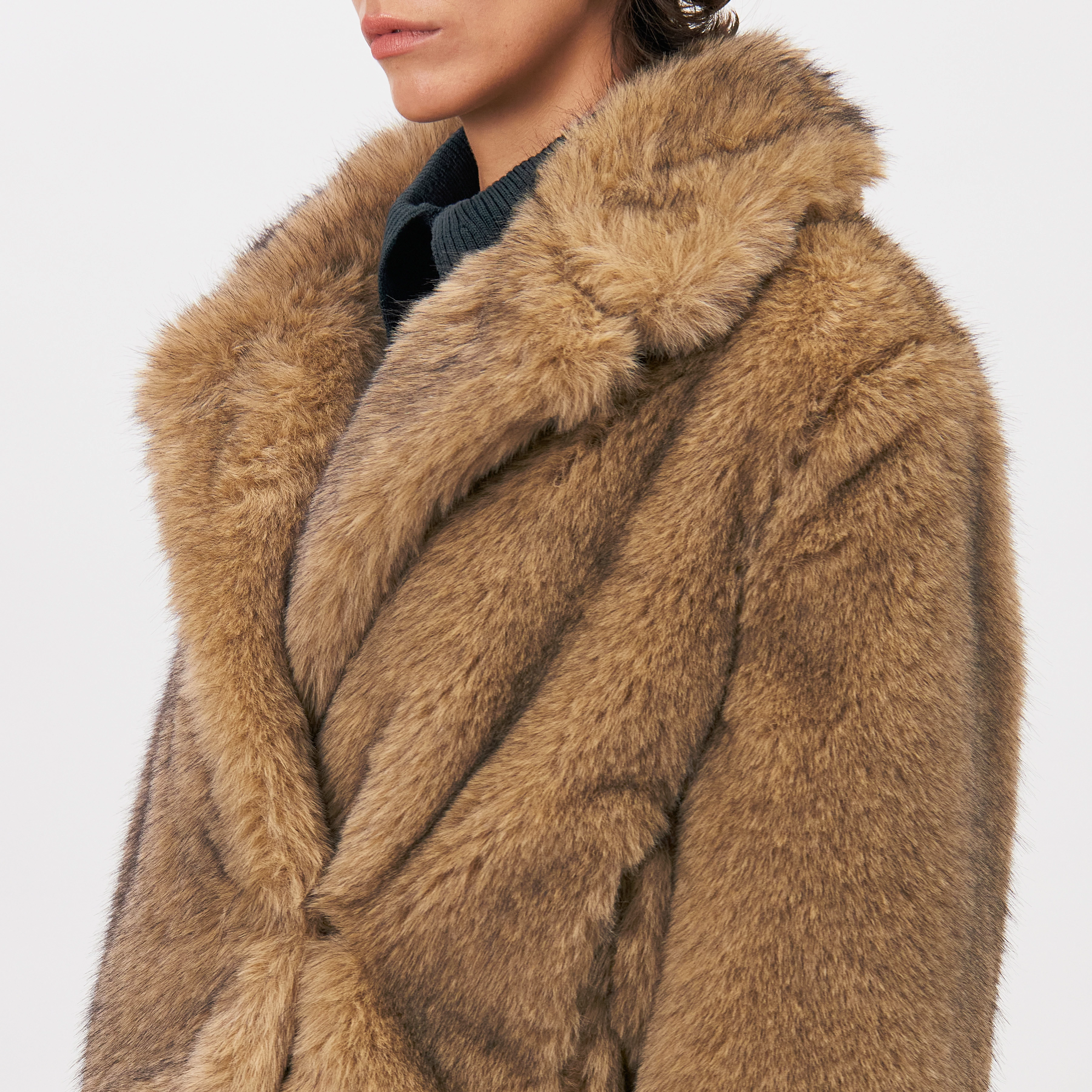 ADWELL - Short relaxed fit faux fur jacket - women - brown - Detailansicht am Model