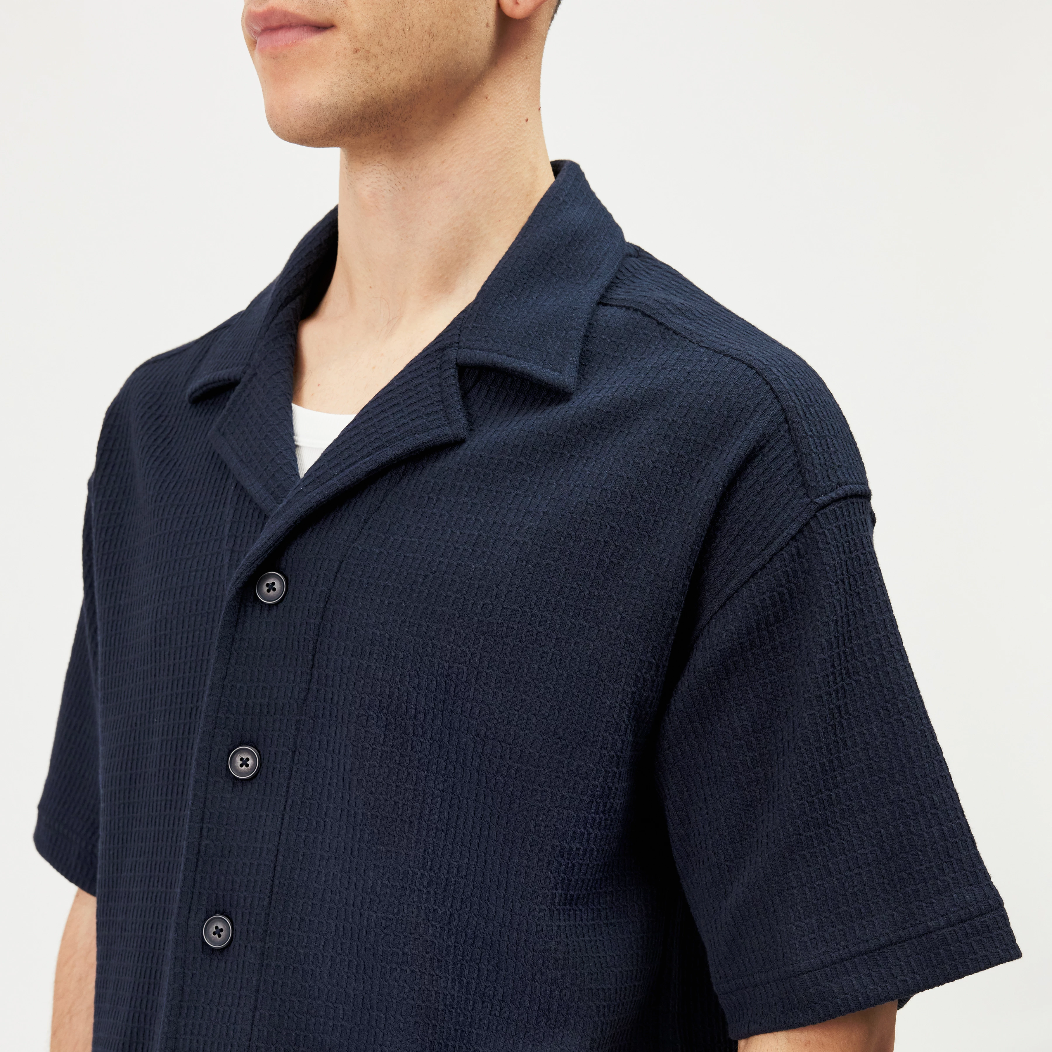 BASIIL - Relaxed Fit short-sleeve shirt in Dry Touch cotton - men - blue - Detailansicht am Model