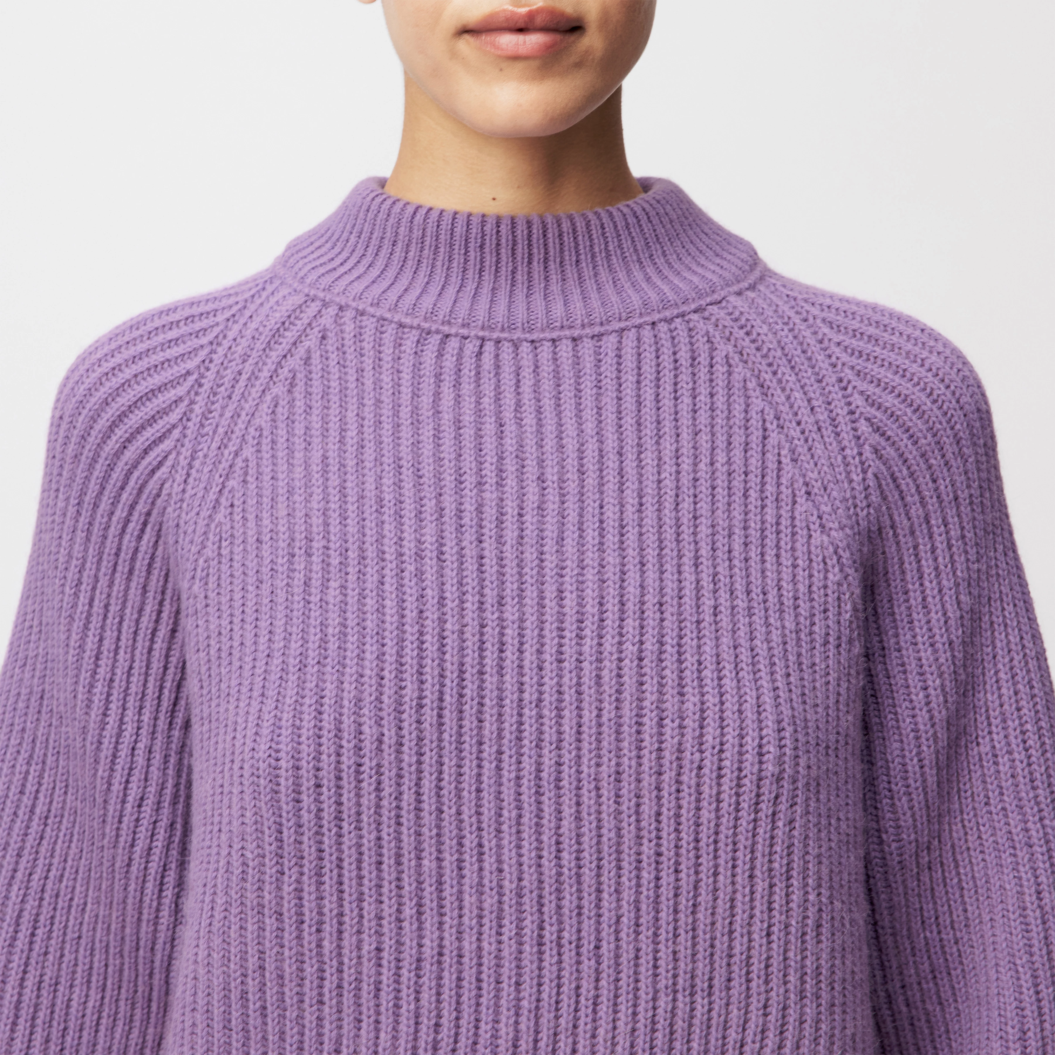 KIMONI - Sweater with balloon sleeves in wool and alpaca blend - women - purple - Detailansicht am Model