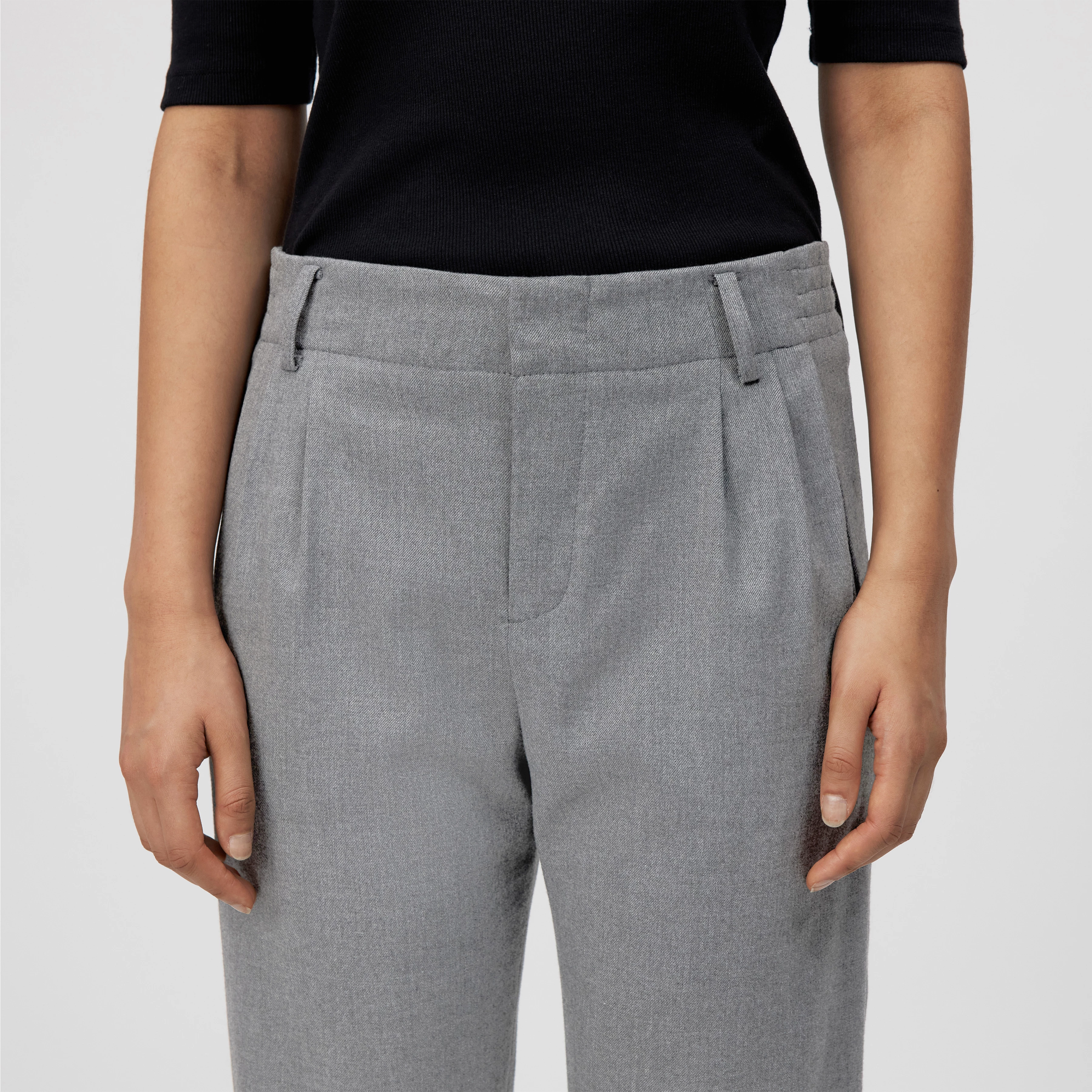 DISPATCH_0 - Pleated trousers in viscose blend - women - grey - Detailansicht am Model