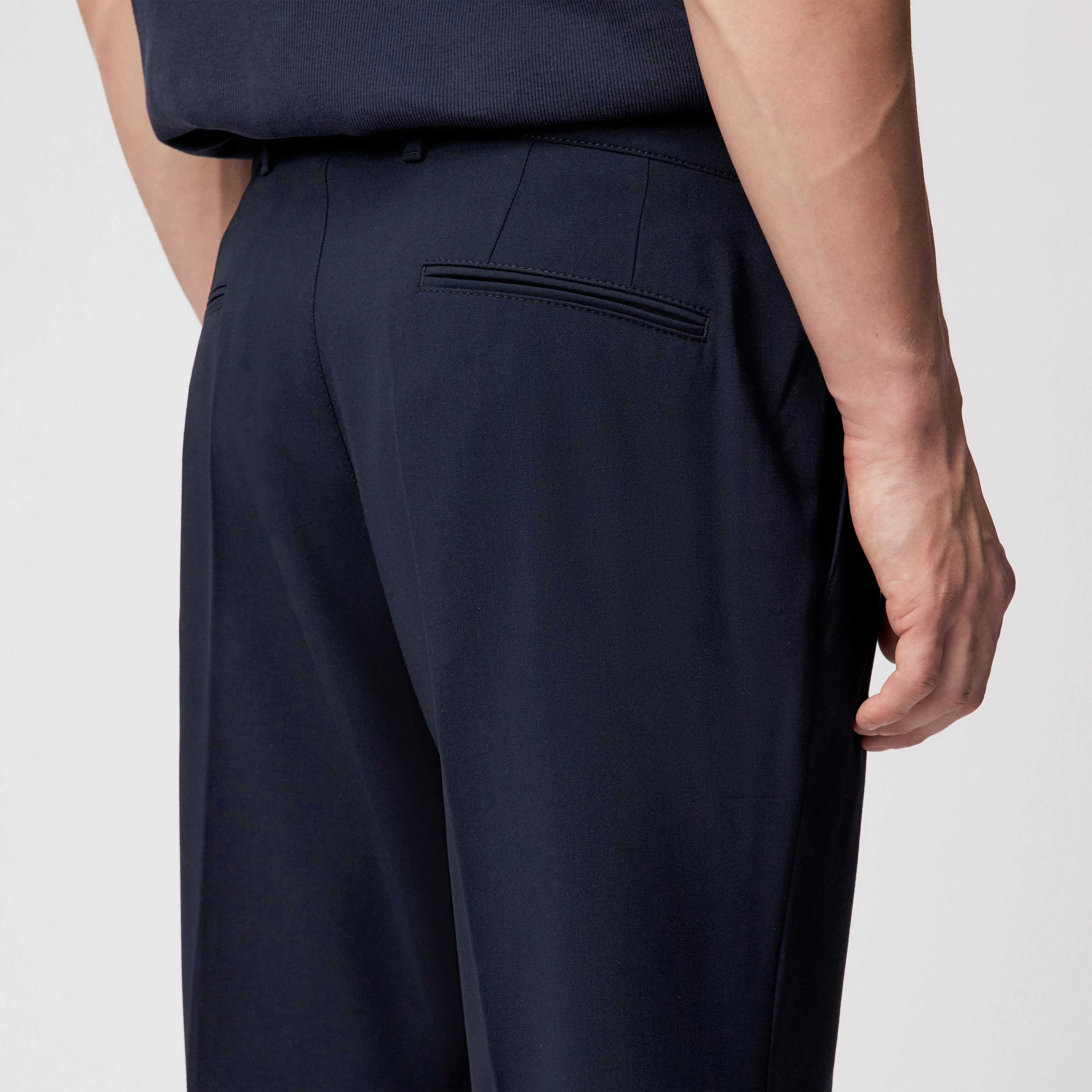 LEEK - Relaxed Fit Bundfaltenhose in Gabardine - Herren - blau - Detailansicht am Model