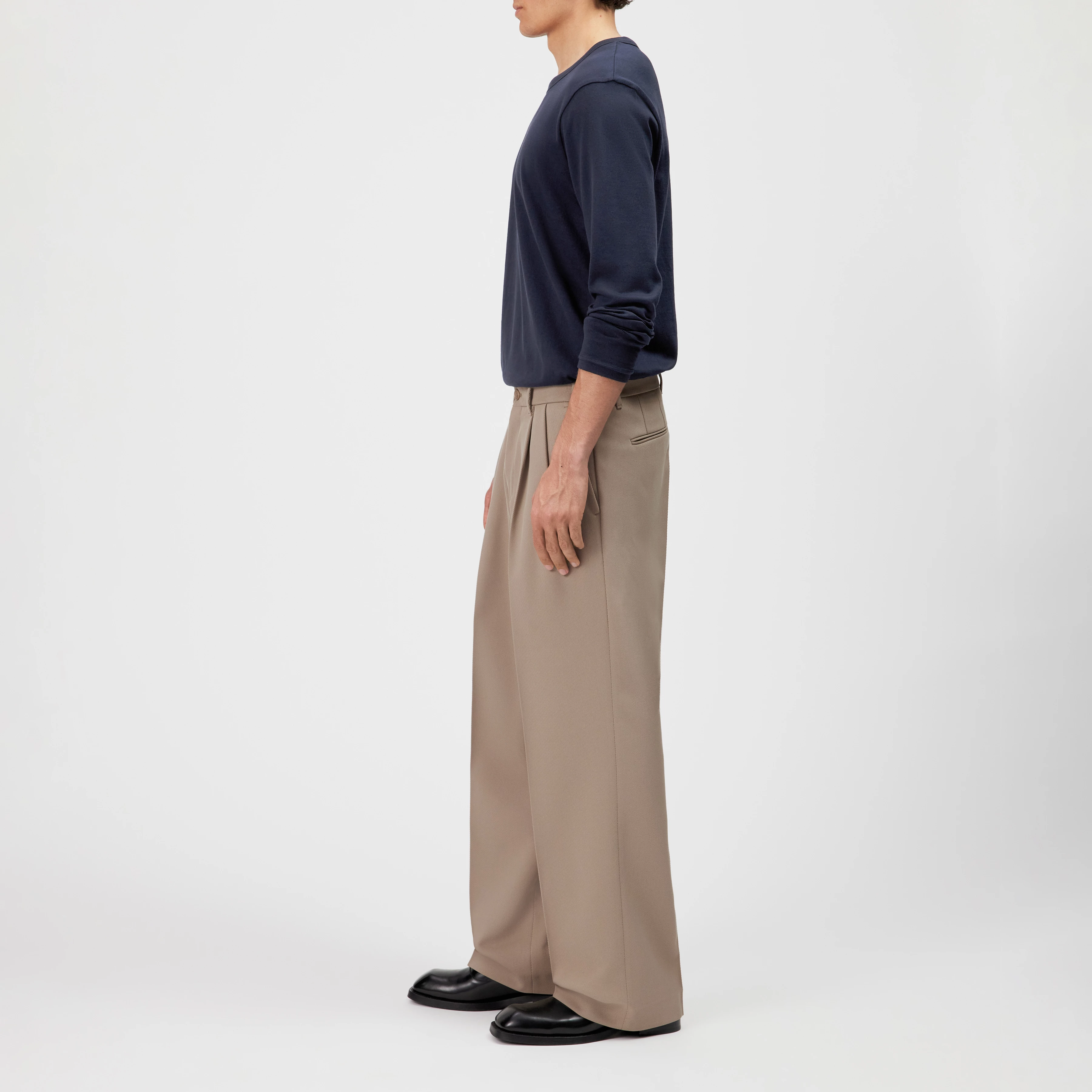 LEEK_WIDE - Relaxed fit pleated twill trousers - men - beige - Seitenansicht