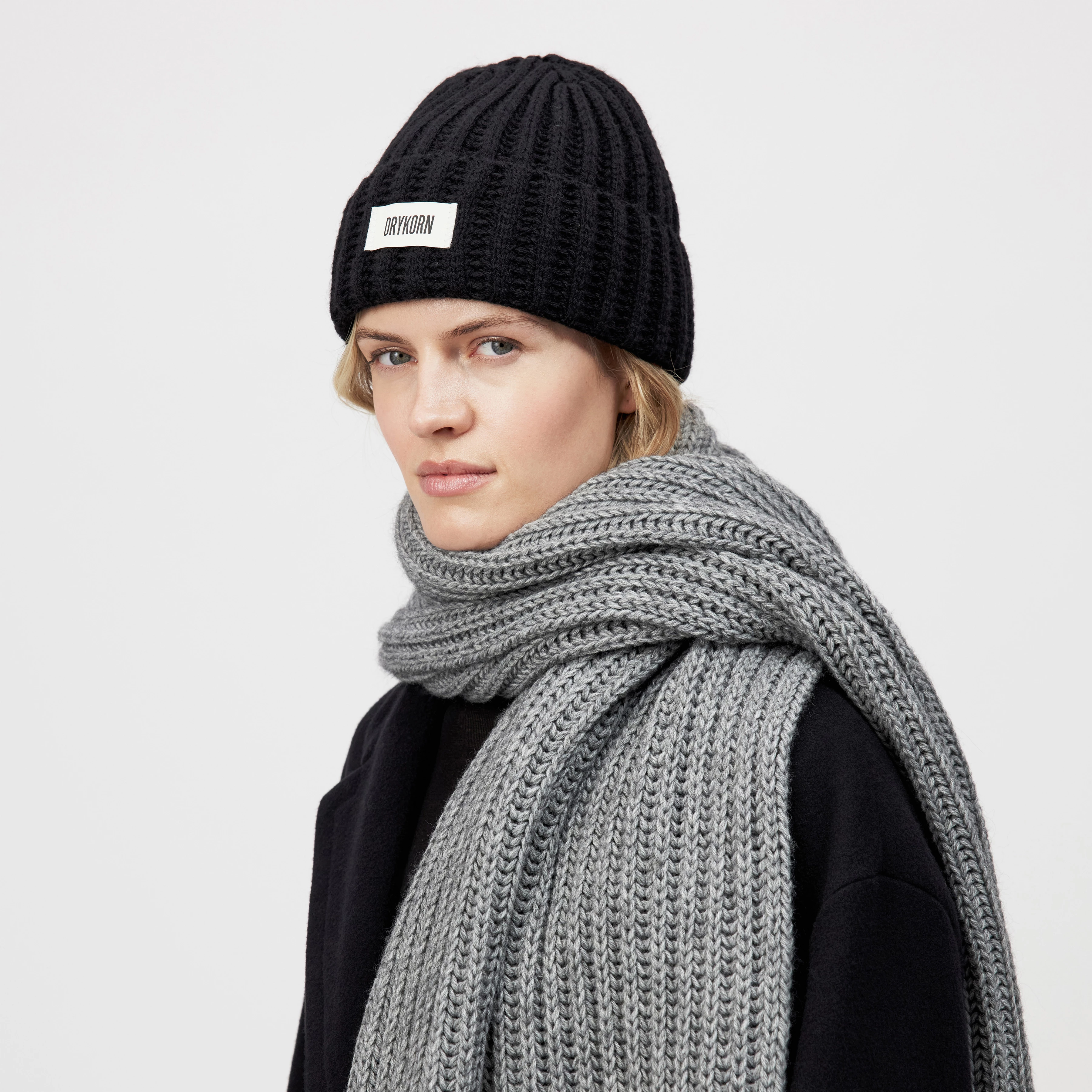 CORNIE - Beanie in wool-alpaca mix - unisex - Natural Aluminium - Ganzkörper-Frontansicht