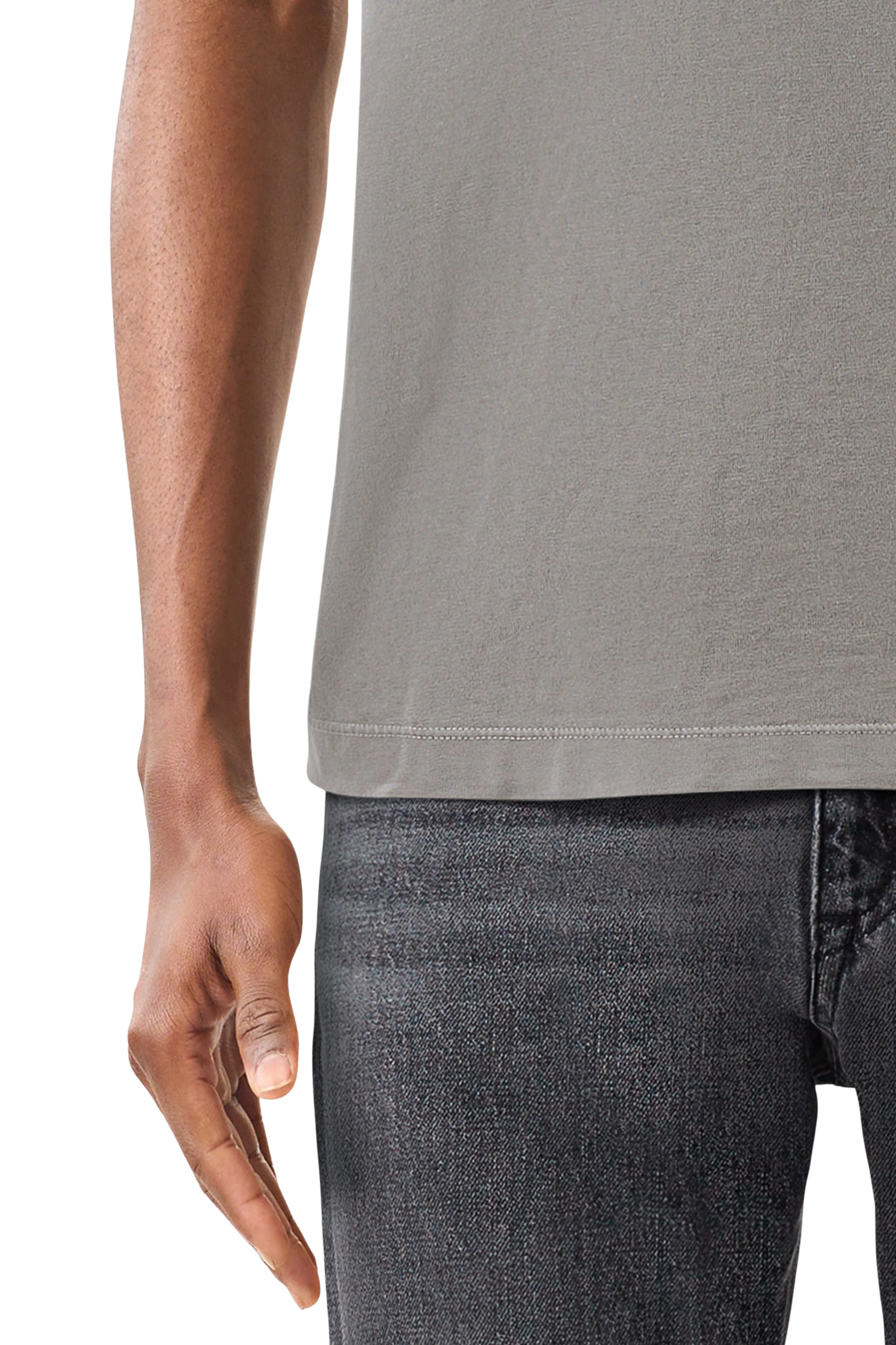 THILO - Relaxed fit T-Shirt in reiner Baumwolle - Herren - grau - Detailansicht am Model