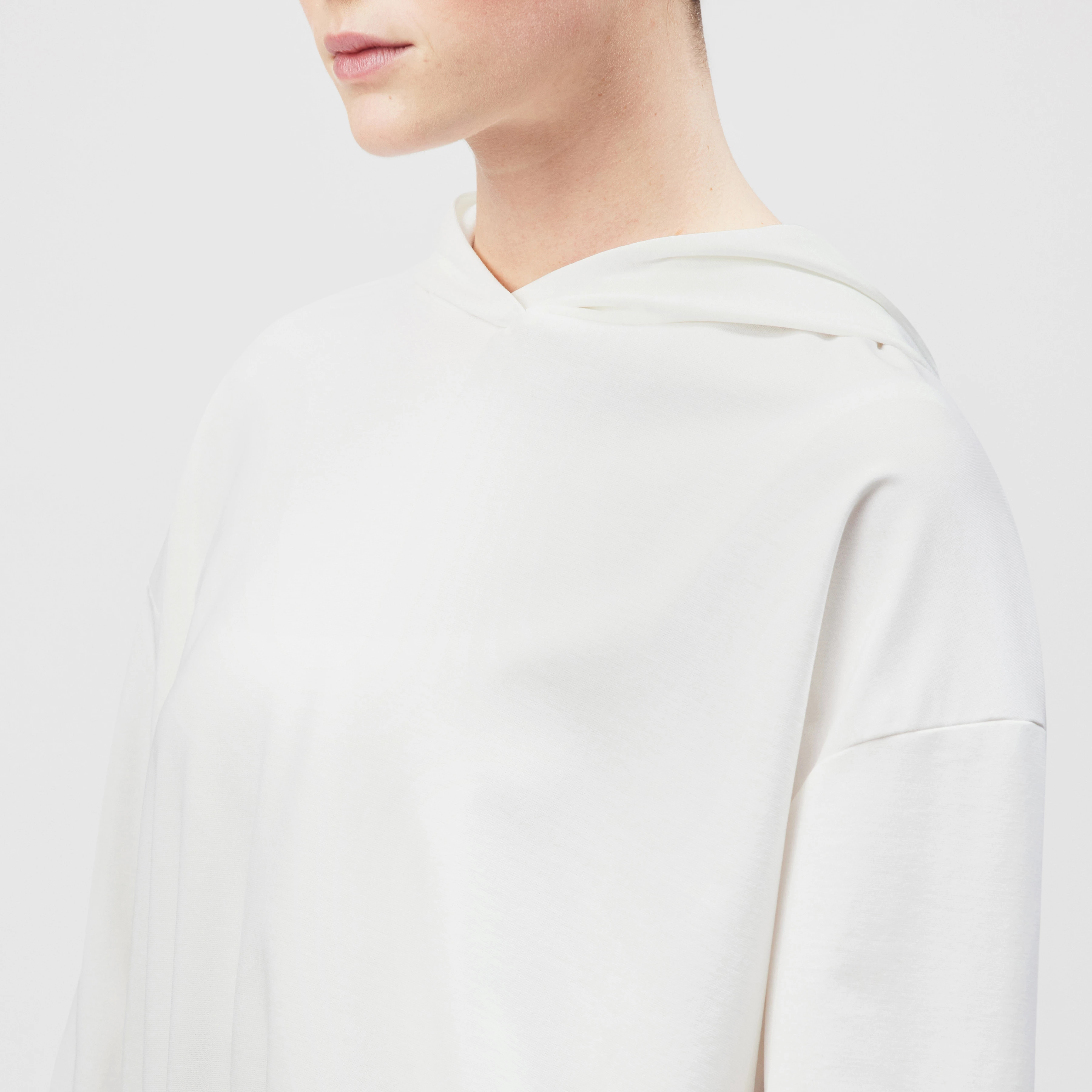 PAPILI - Women's hoodie made of smooth lyocell interlock - women - off white - Detailansicht am Model
