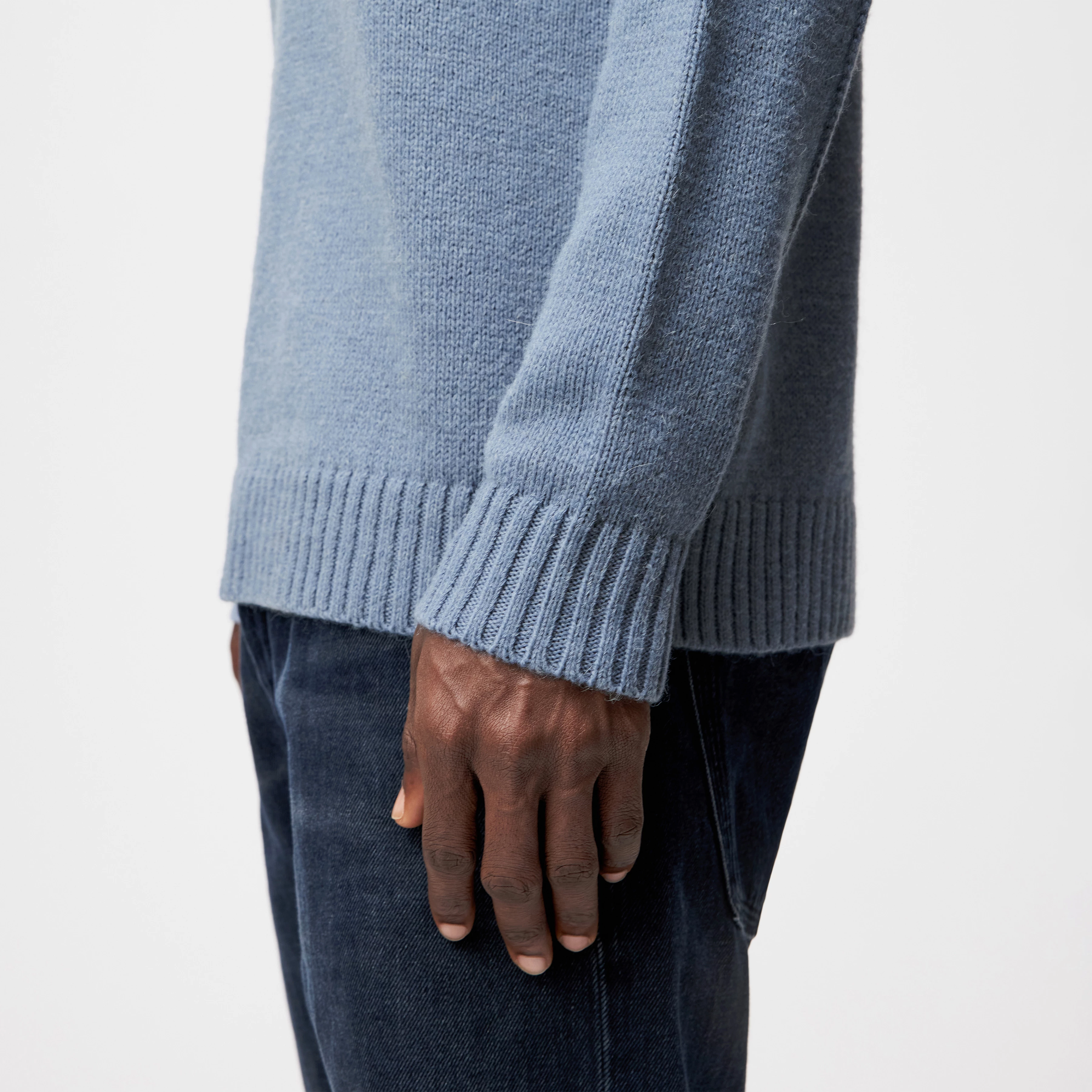 MALIO - Round neck jumper in wool and alpaca blend - men - blue - Detailansicht am Model