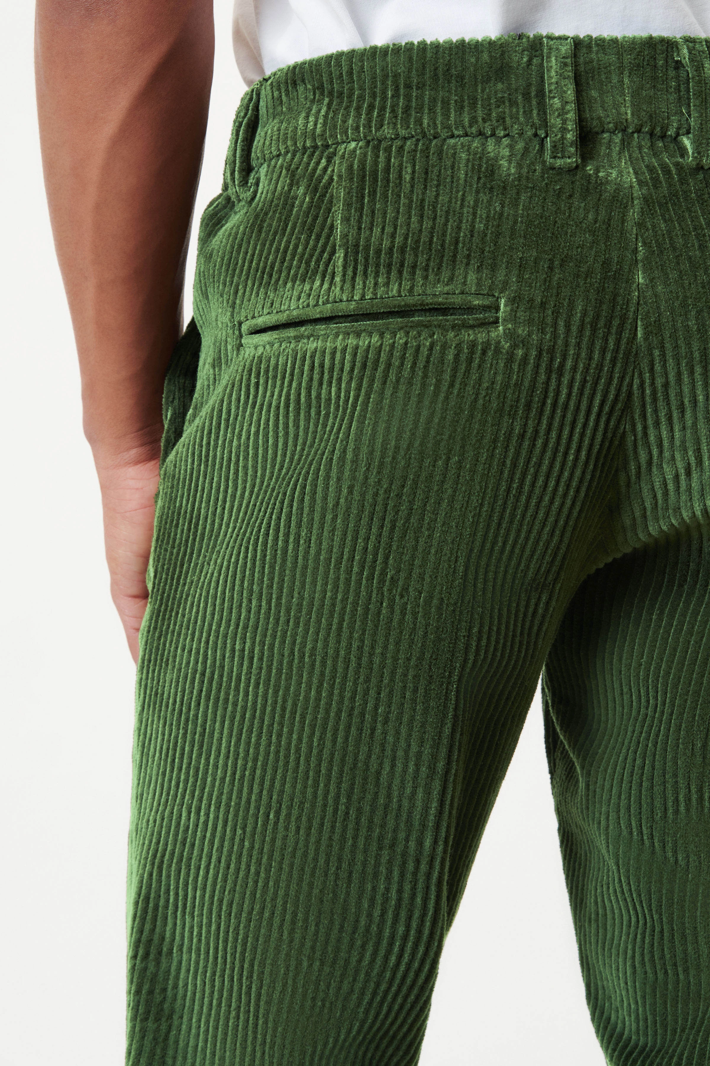 AJEND - Ready-made trousers in Italian-made broad corduroy - men - green - Seitenansicht