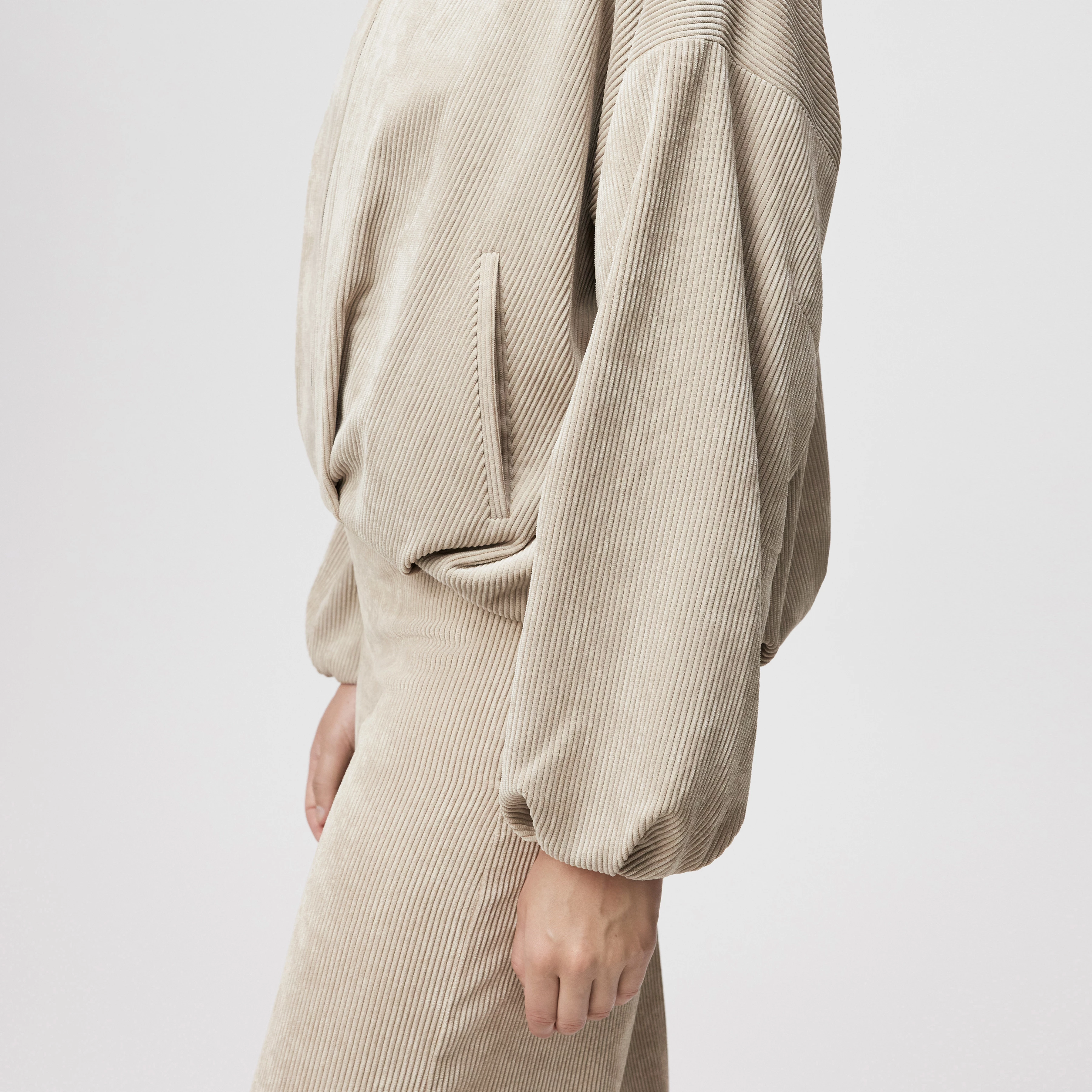 BRADDAN - Feminine Bomberjacke in Cord - Damen - beige - Detailansicht am Model