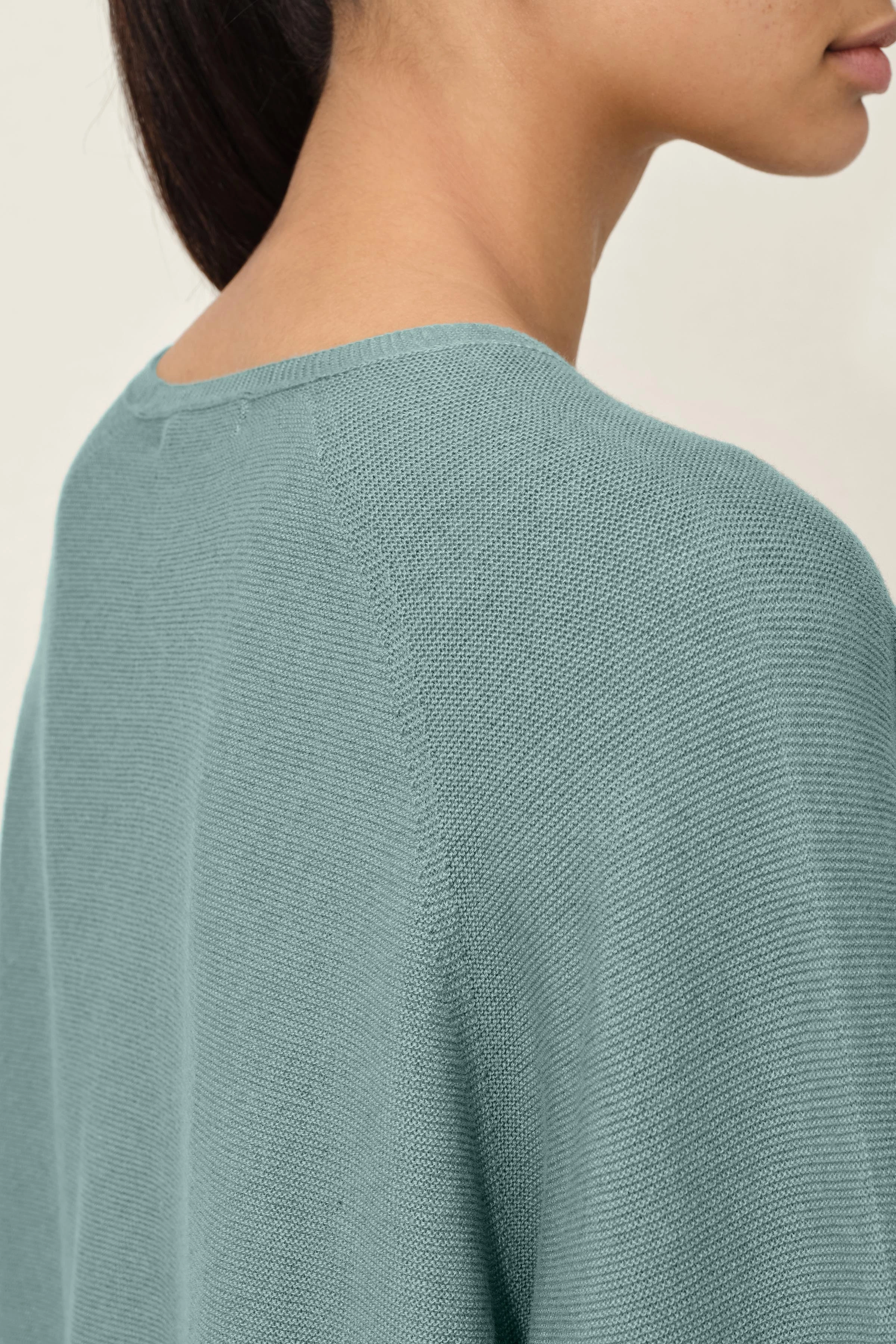 MANUMY - cardigan in cotton-cashmere mix - women - green - Detailansicht am Model