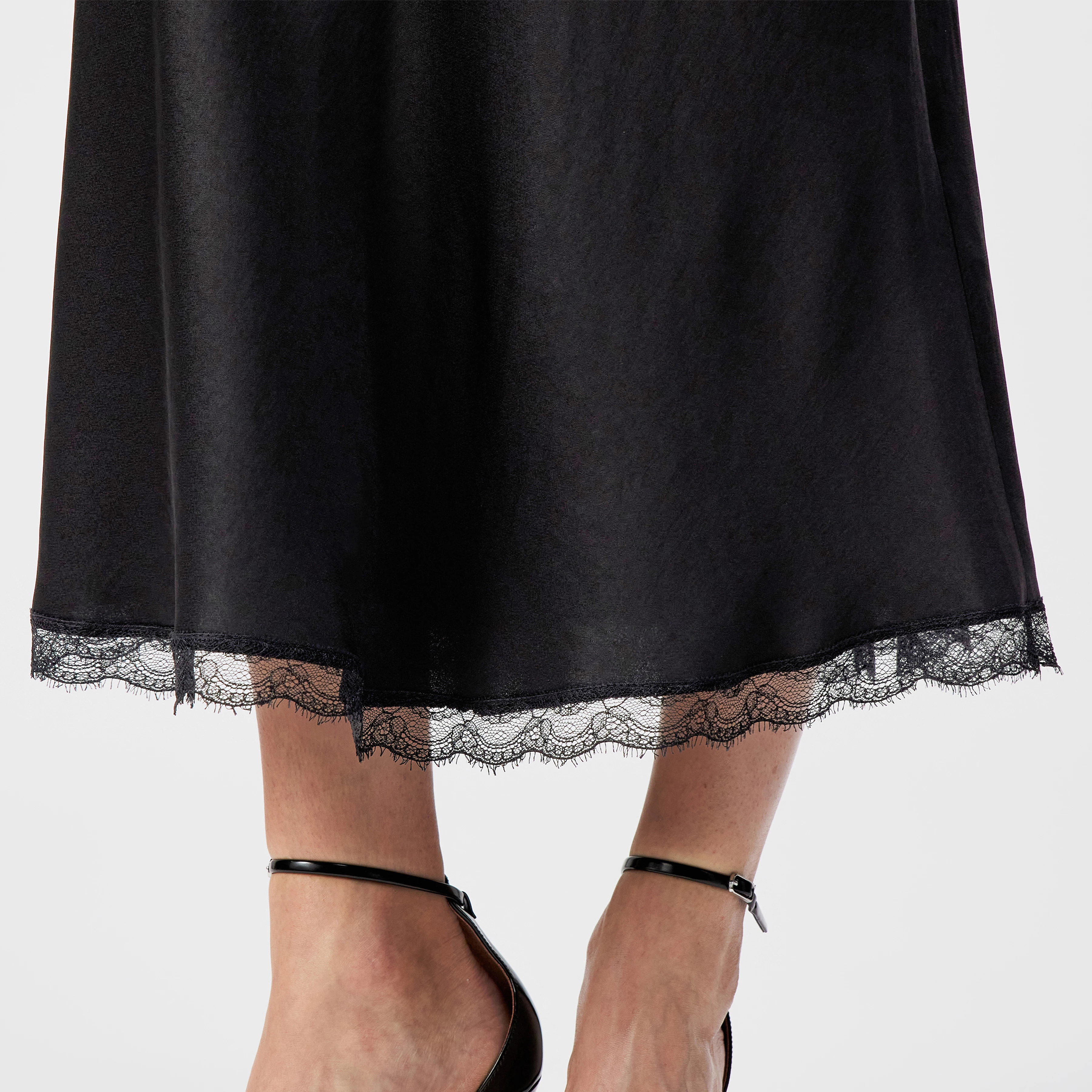 URA_1 - Jupe midi satinée avec dentelle - women - noir - Detailansicht am Model