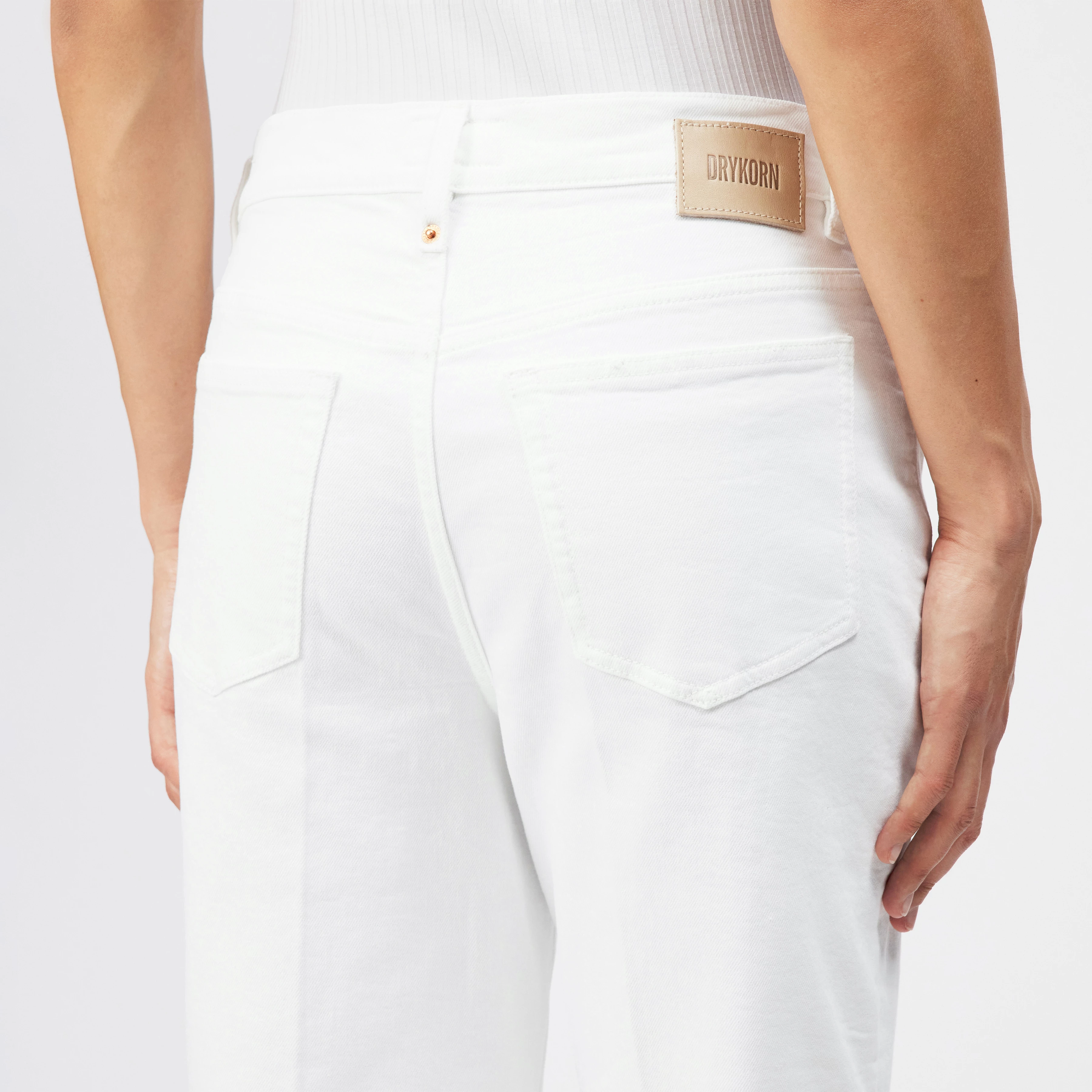 RETAIN - Bootcut-jeans in kledinggeverfde denim - dames - wit - Detailansicht am Model