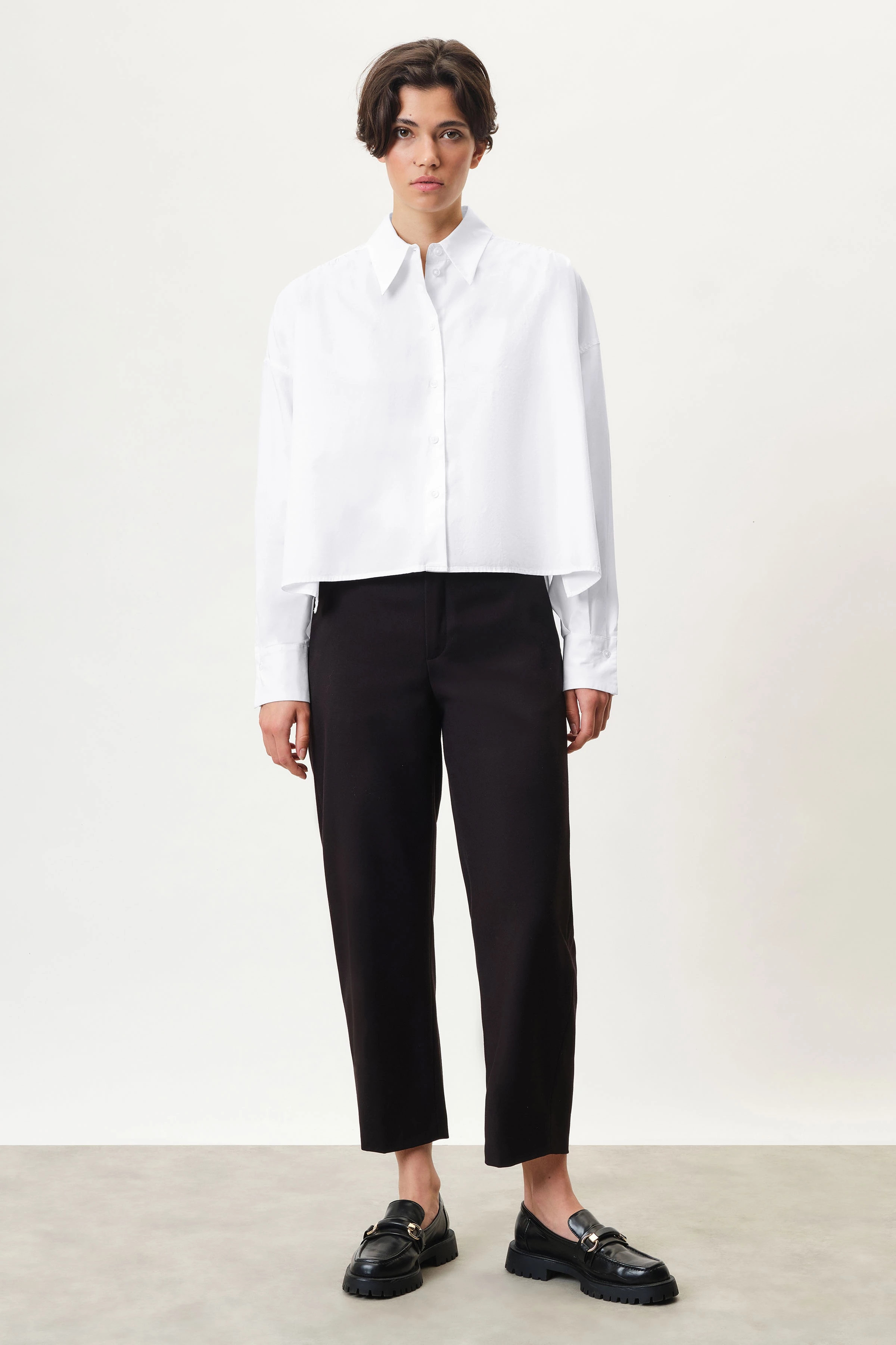 FLANNA - Oversize-Hemdbluse mit tiefer Rückenpasse in Popelin - Damen - weiß - Ganzkörper-Frontansicht