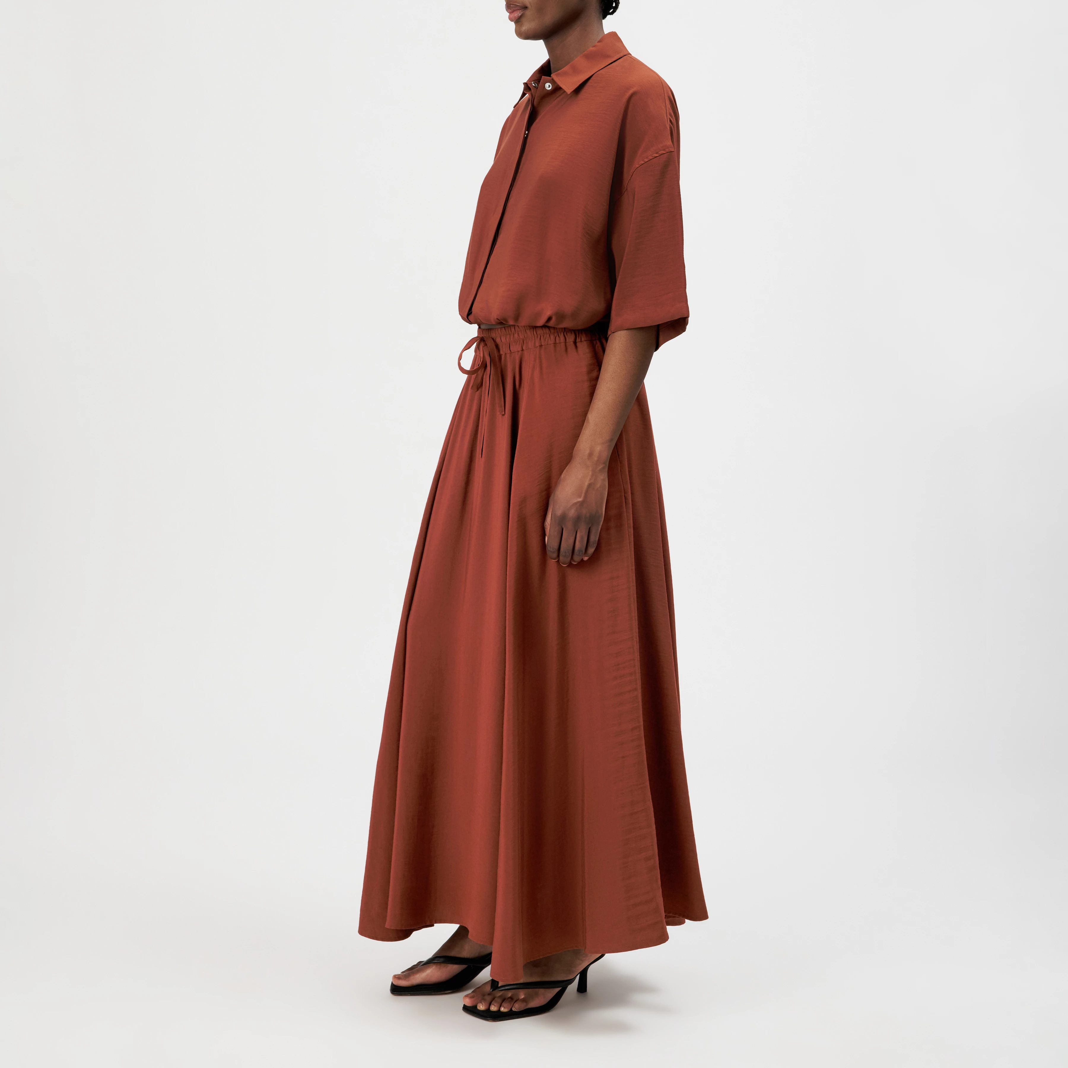 QERIME_1 - Jupe évasée en twill fluide - women - rouge - Seitenansicht