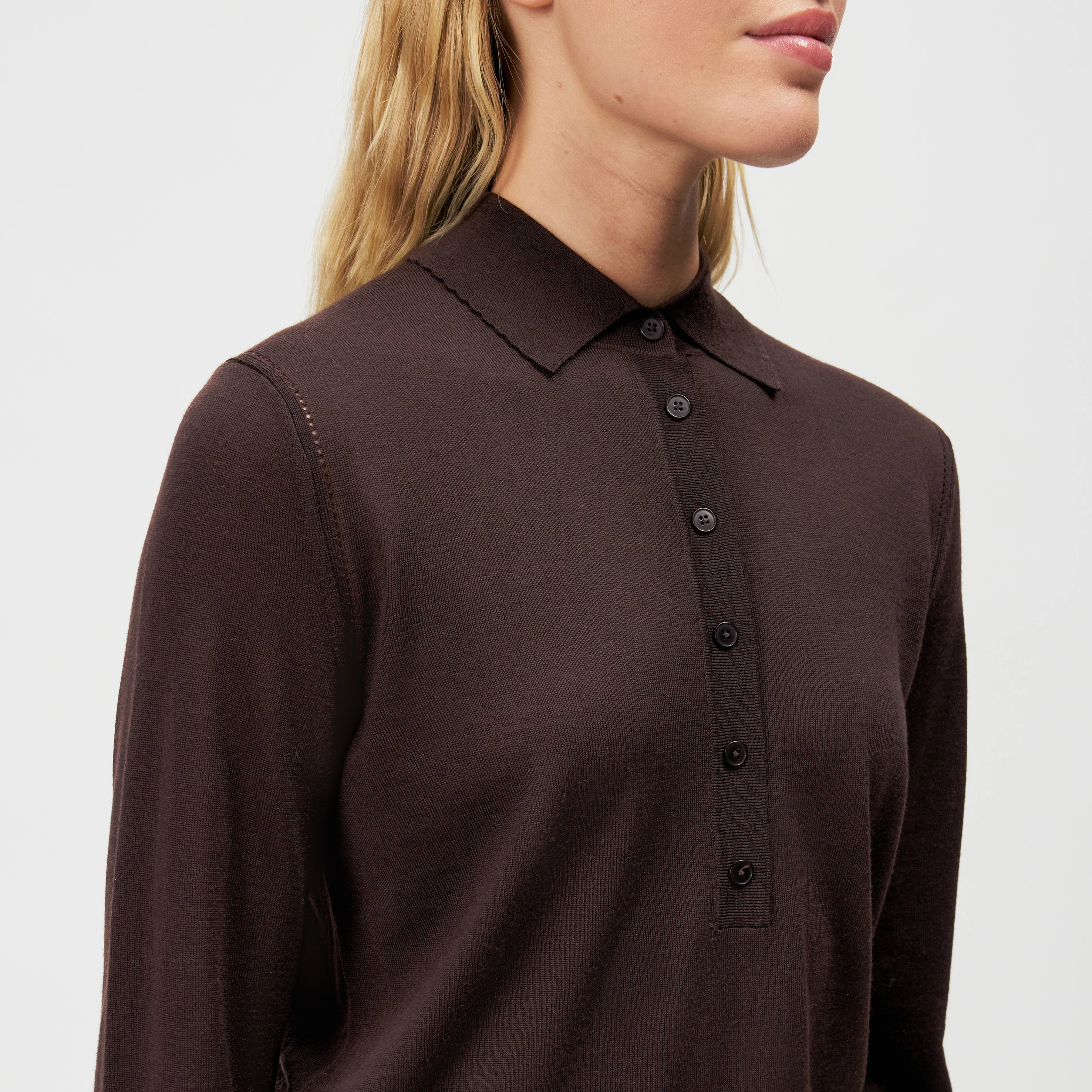 MYNERVA - Pure wool knit polo shirt - women - brown - Detailansicht am Model