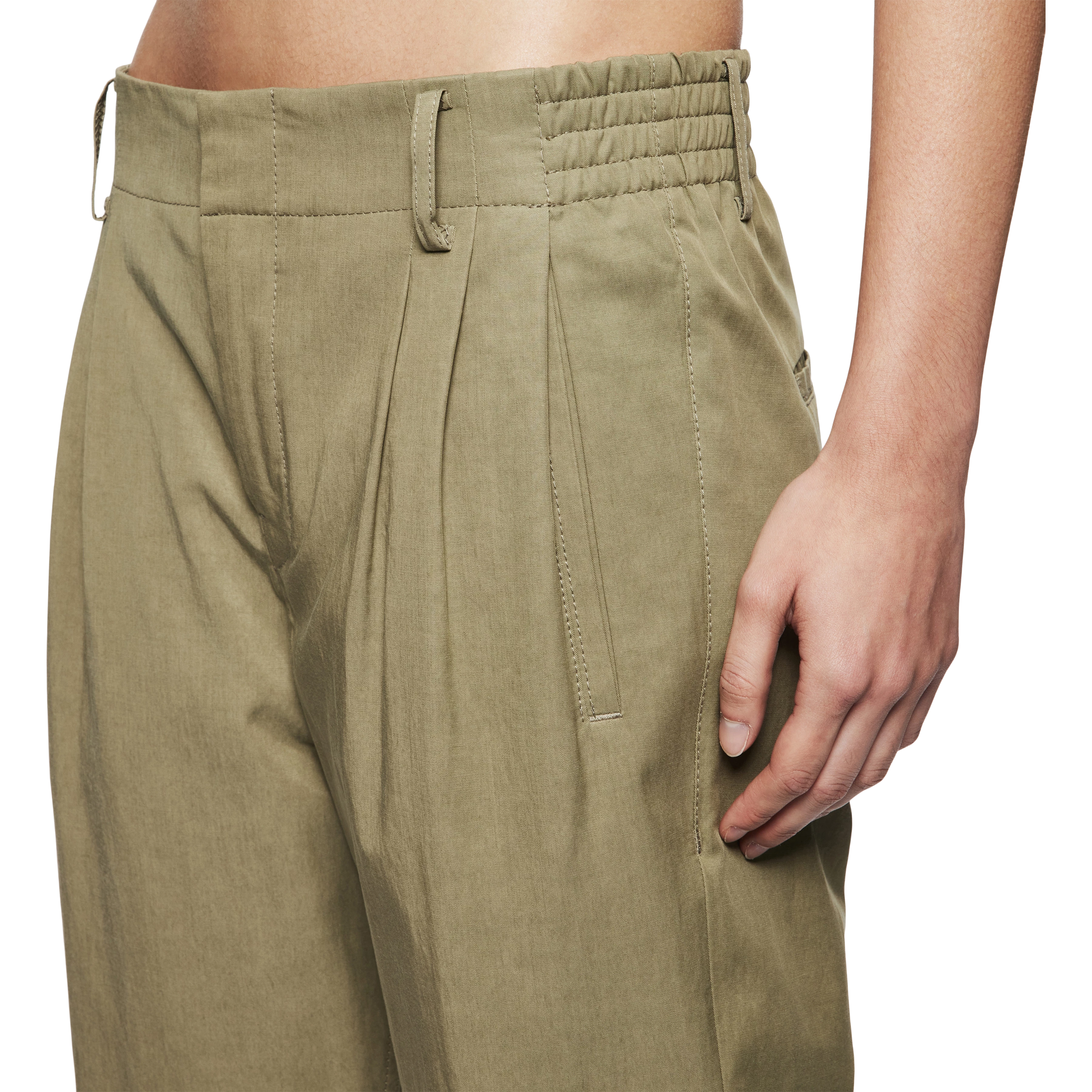 DISPATCH_0 - Pantalon à pinces en gabardine - women - vert - Detailansicht am Model