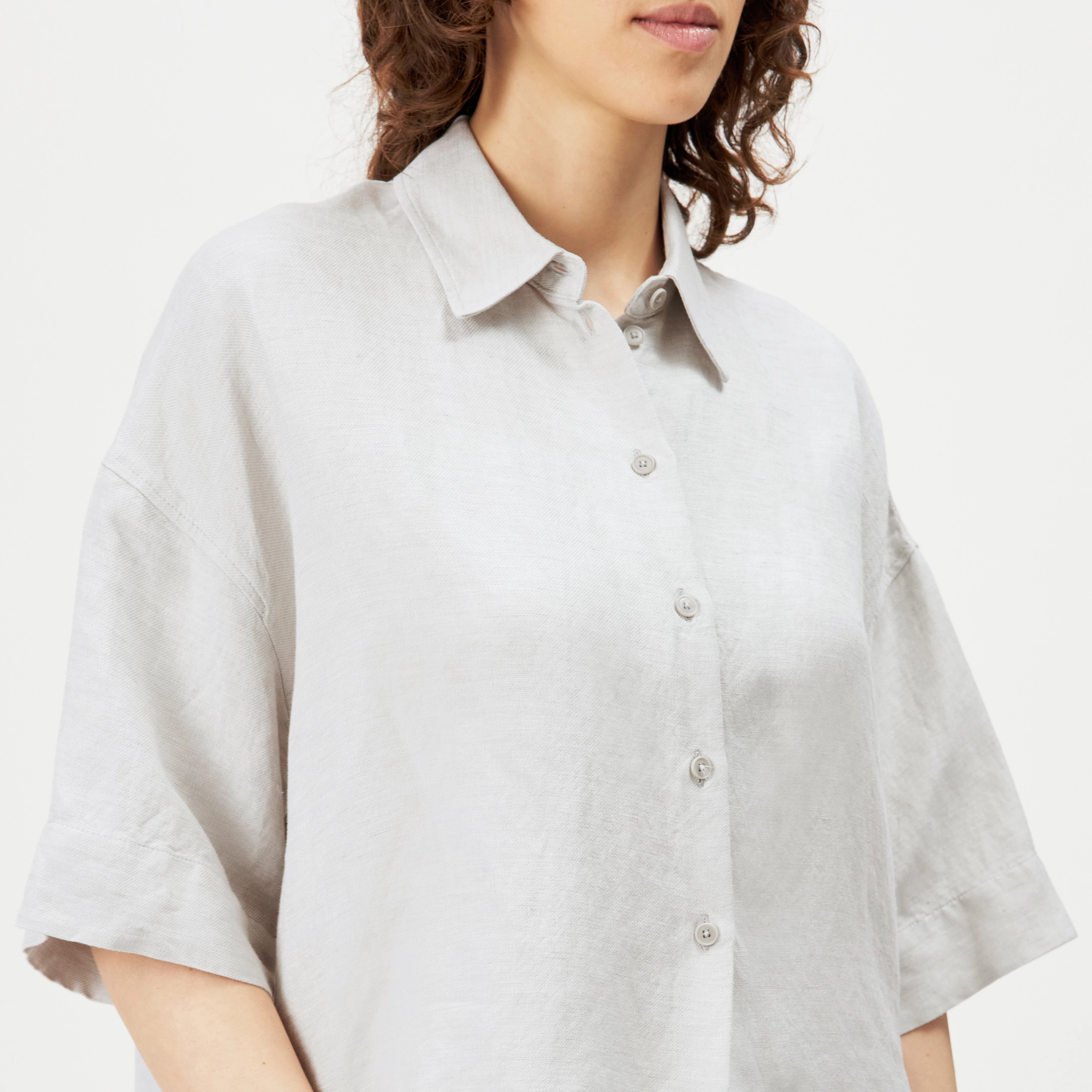 YARIKA - Boxy oversized linen-blend shirt blouse - women - grey - Detailansicht am Model