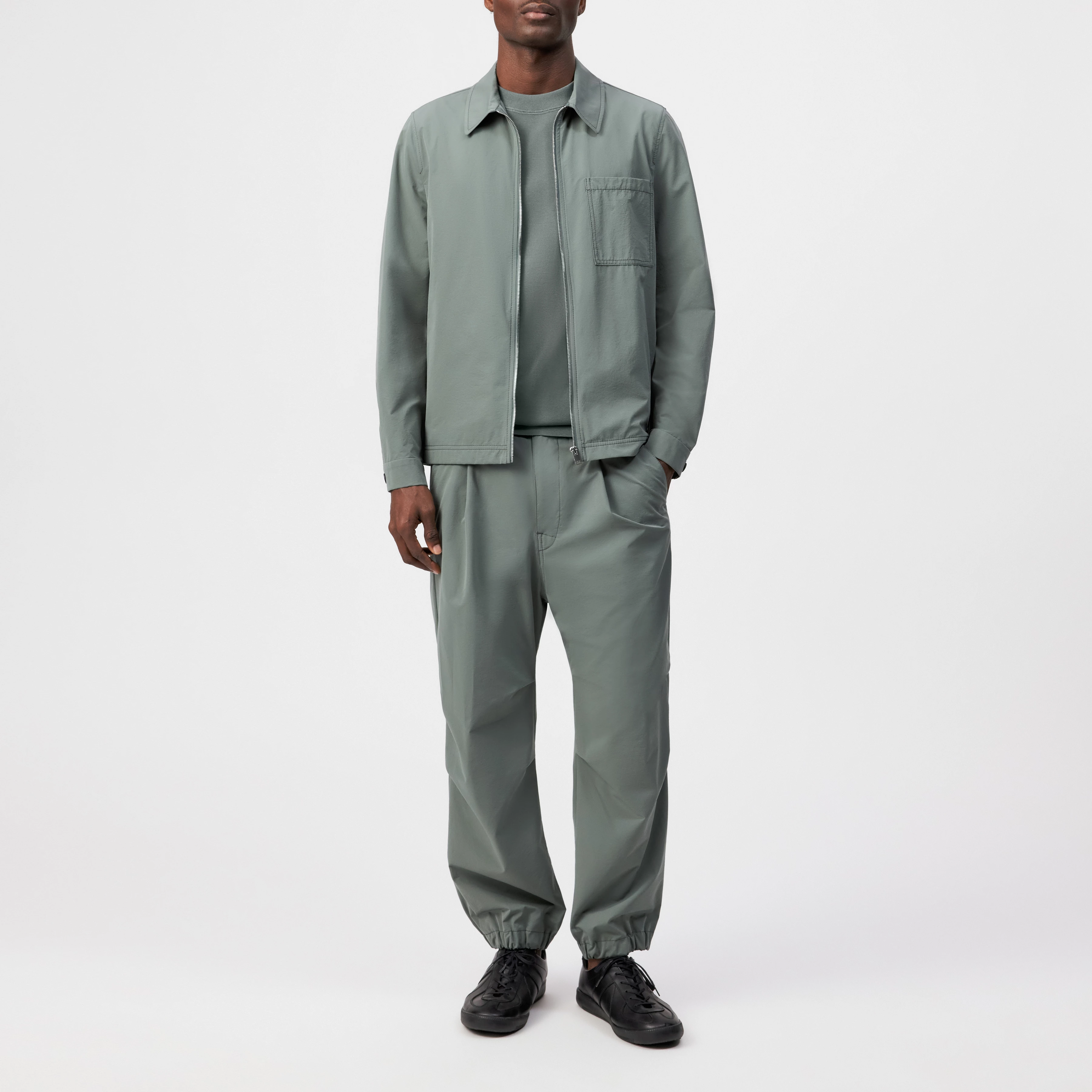 LIROG_C - Utility trousers in woven techno-fabric - men - green - Ganzkörper-Frontansicht