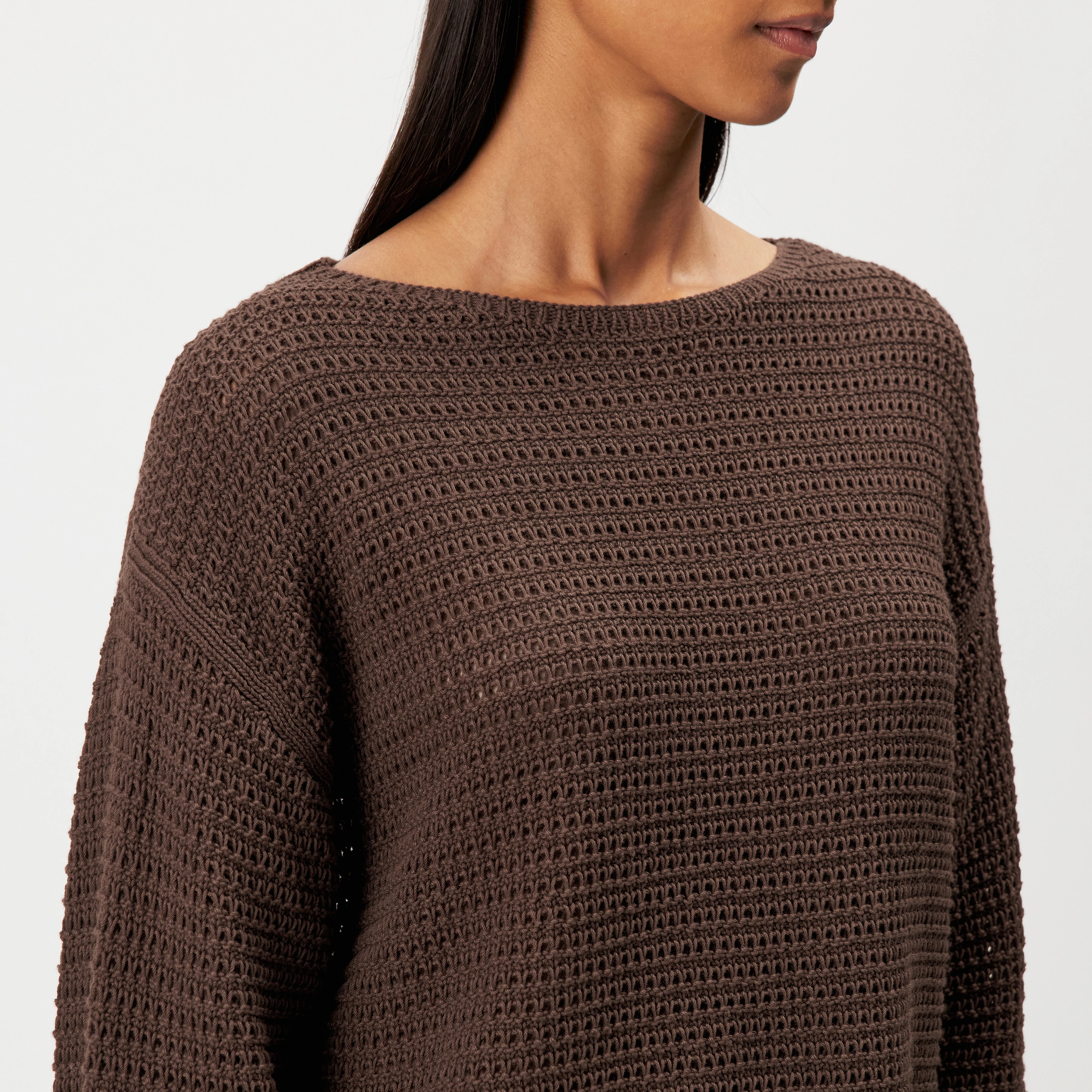 IMENIA_2 - Oversized Cropped Pullover in Grobstrick - Damen - braun - Detailansicht am Model