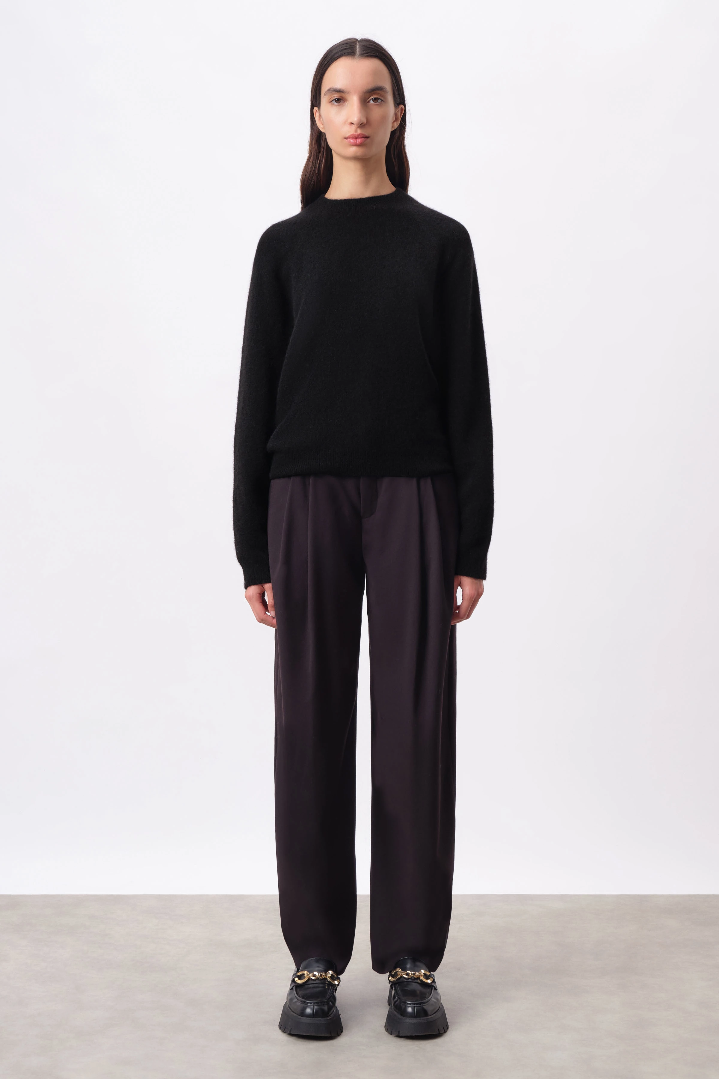 PEMIRI - Egg-Shape Pullover mit Raglanärmeln in Alpaka-Mix - Damen - schwarz - Ganzkörper-Frontansicht