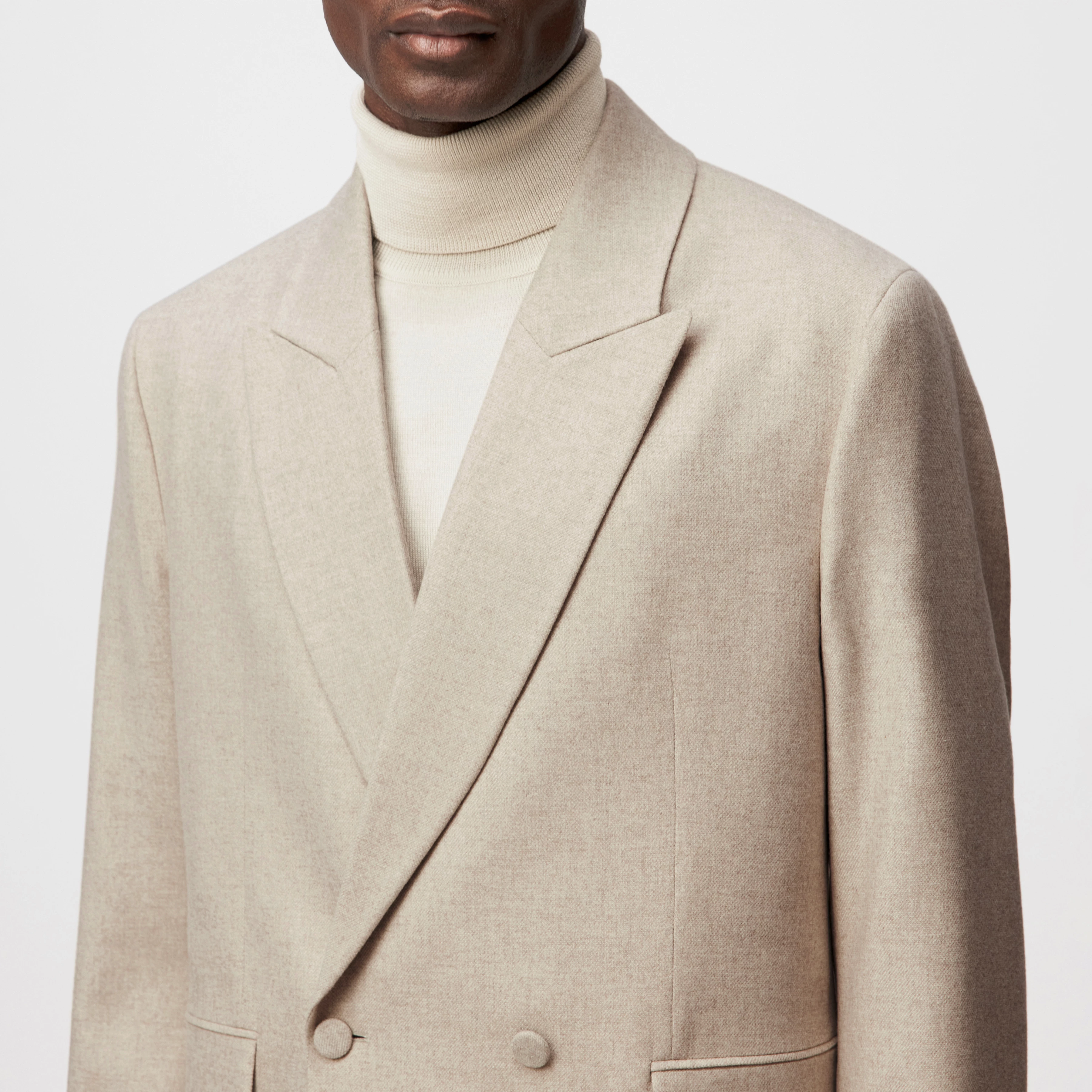 LOGEN - Zweireihiges Sakko mit Spitzkragen in softem Woll-Flanell - Herren - beige - Detailansicht am Model