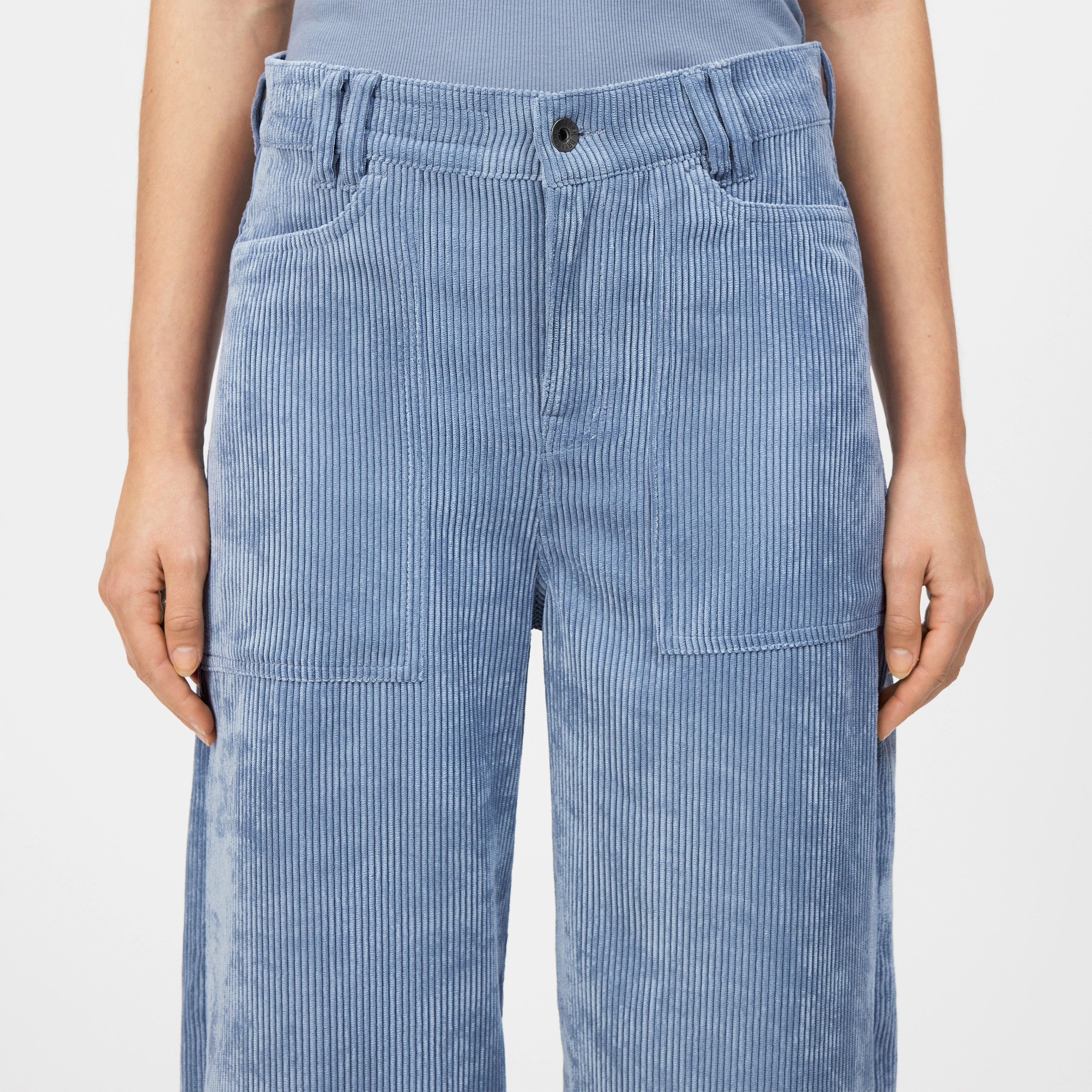 DERIVE - Mid-Waist Jeans in Cord - Damen - blau - Detailansicht am Model