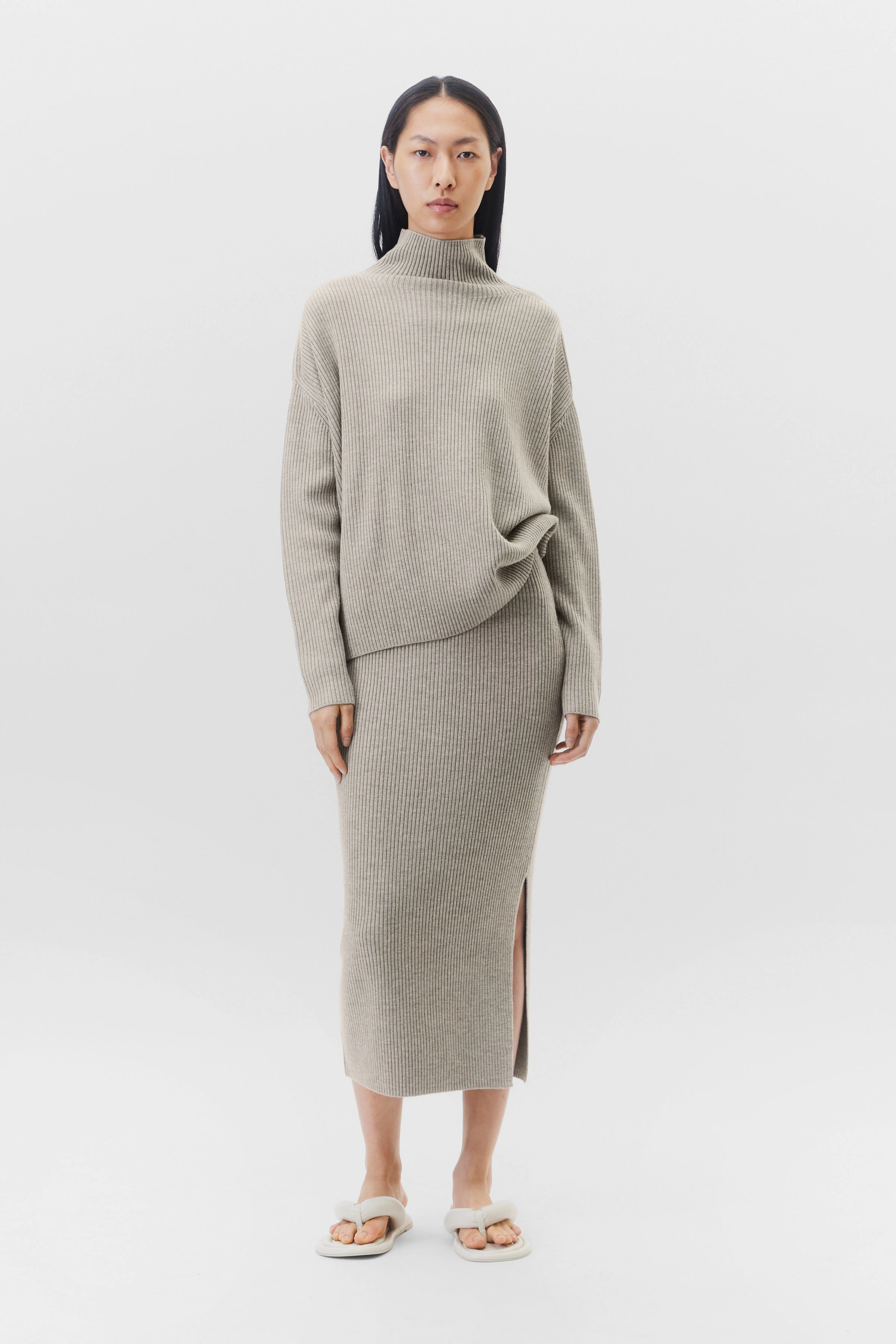 LIORA_2 - Coltrui van merinowol - dames - beige - Ganzkörper-Frontansicht