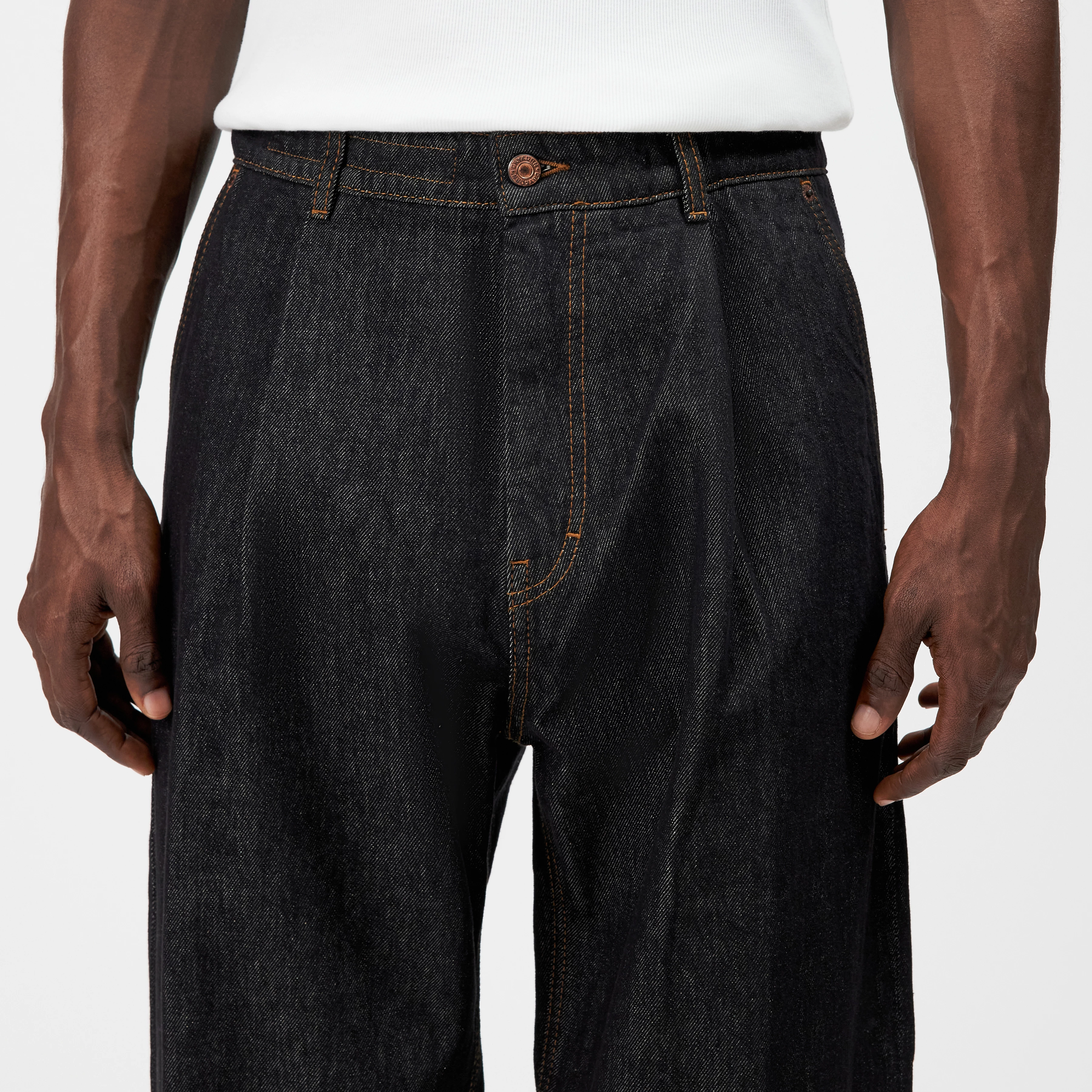 RIKKAD - Wide pleated trousers in dark denim - men - black - Detailansicht am Model