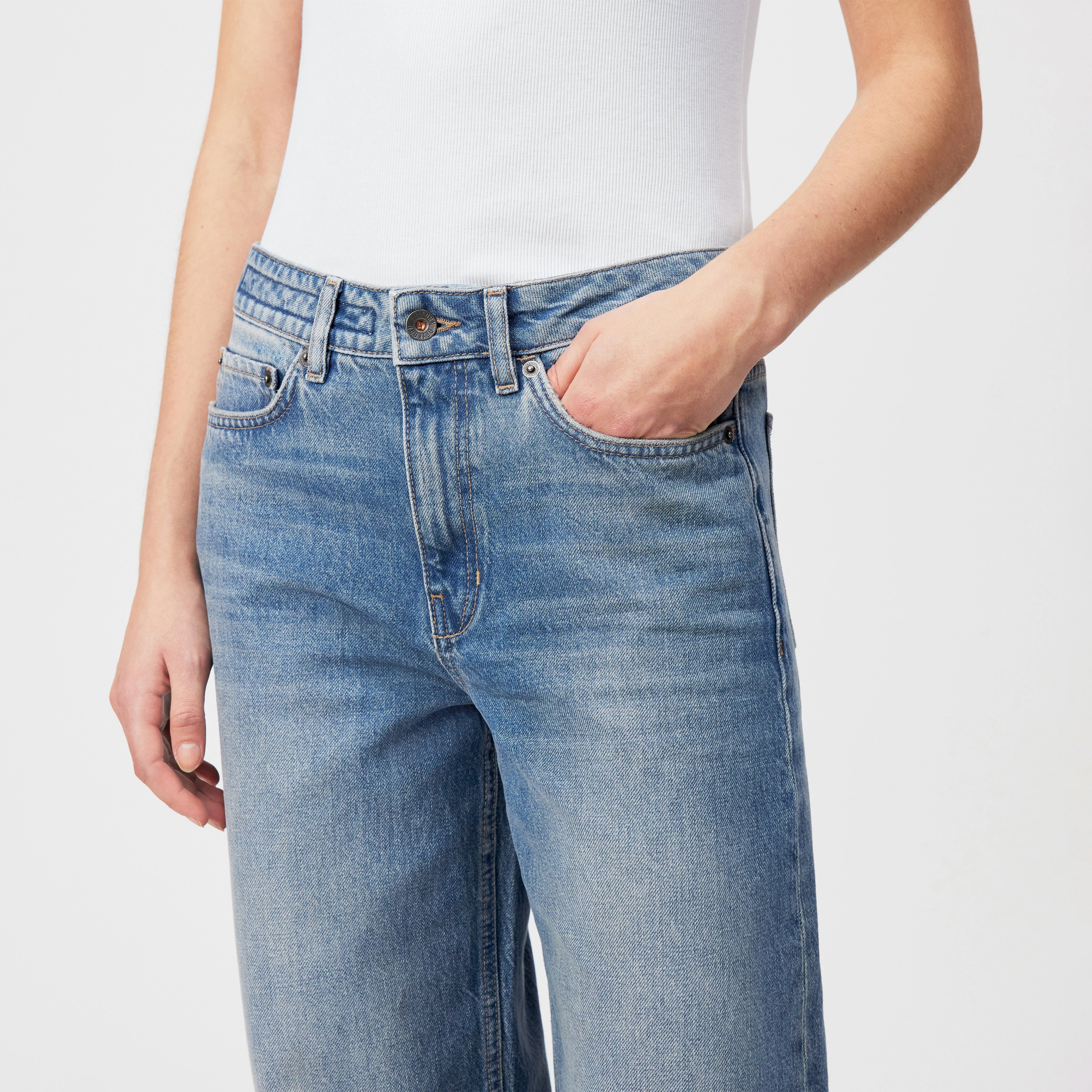 MEDLEY_2 - Mid-rise jeans in pure cotton - women - blue - Detailansicht am Model