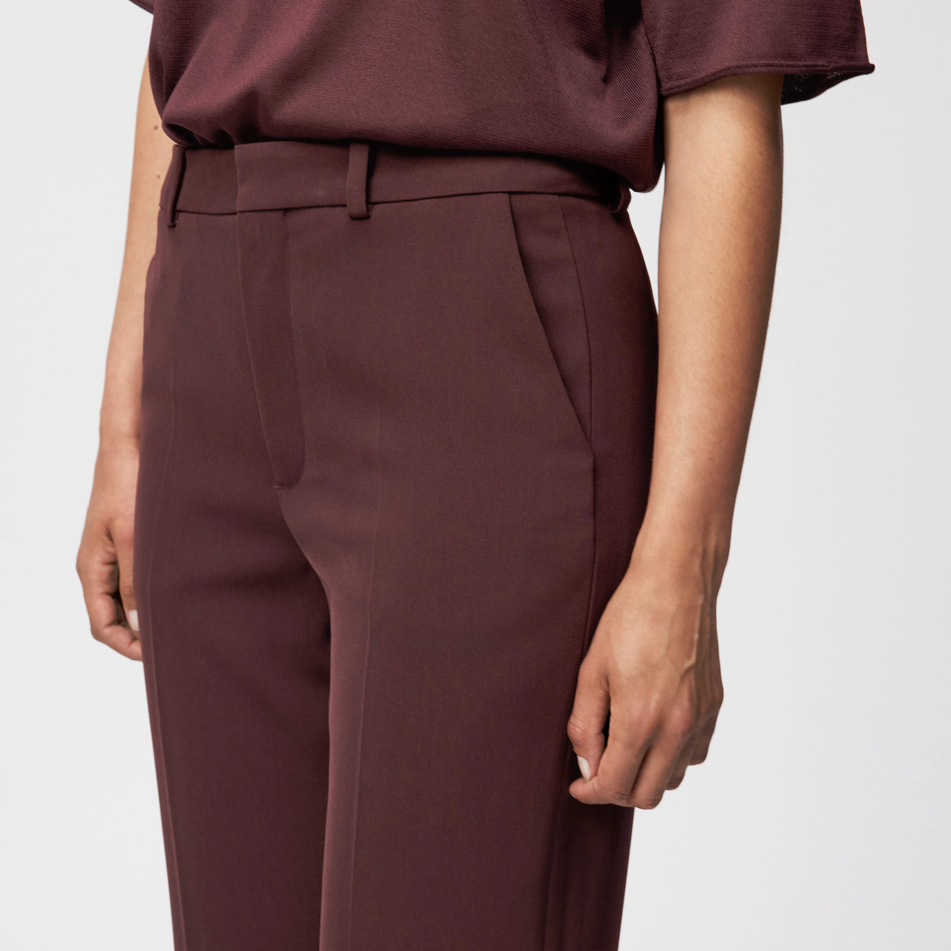 ARGUE - Hose mit Flared Leg in Techno-Twill - Damen - rot - Detailansicht am Model