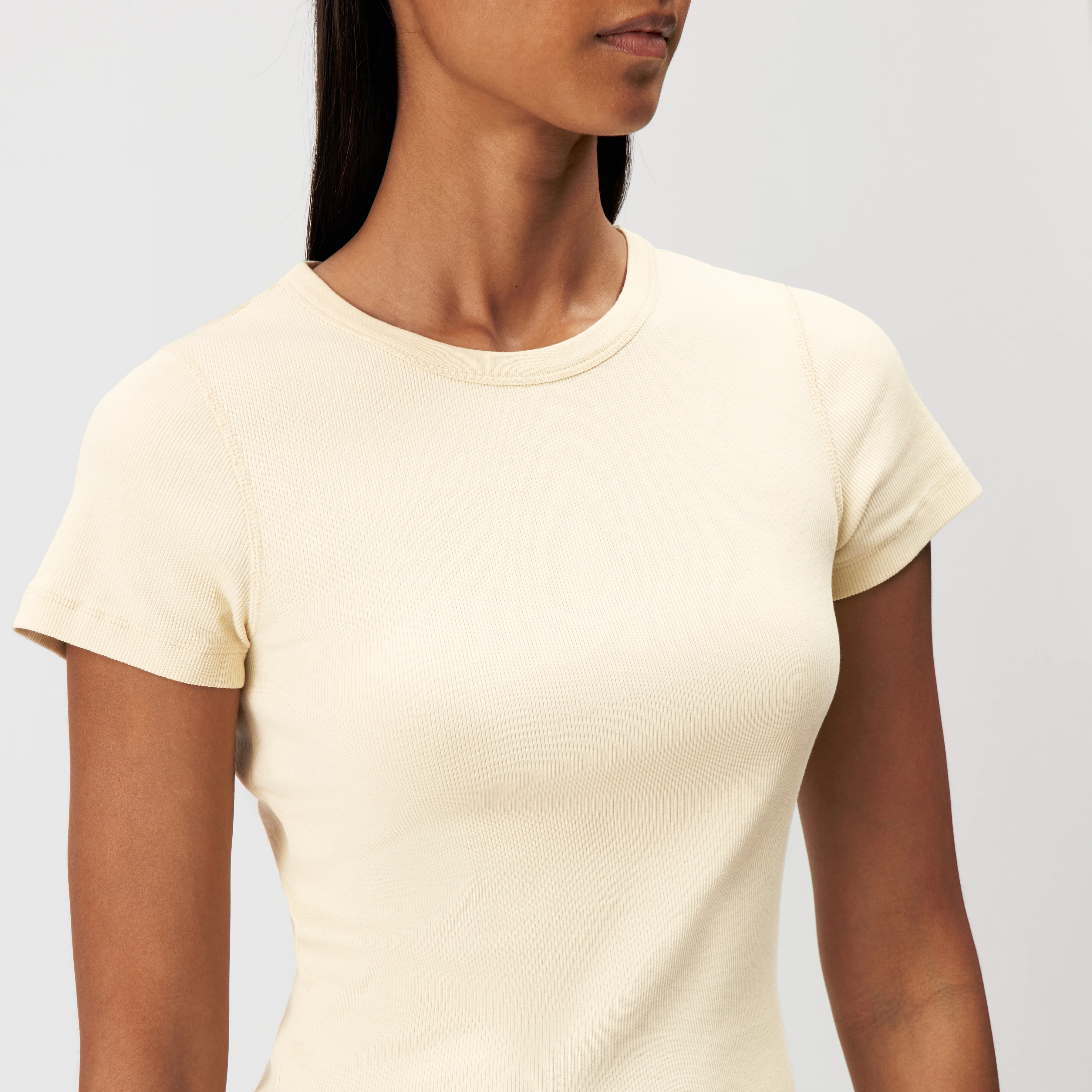 KOALE - Slim T-shirt in cotton rib - women - yellow - Detailansicht am Model