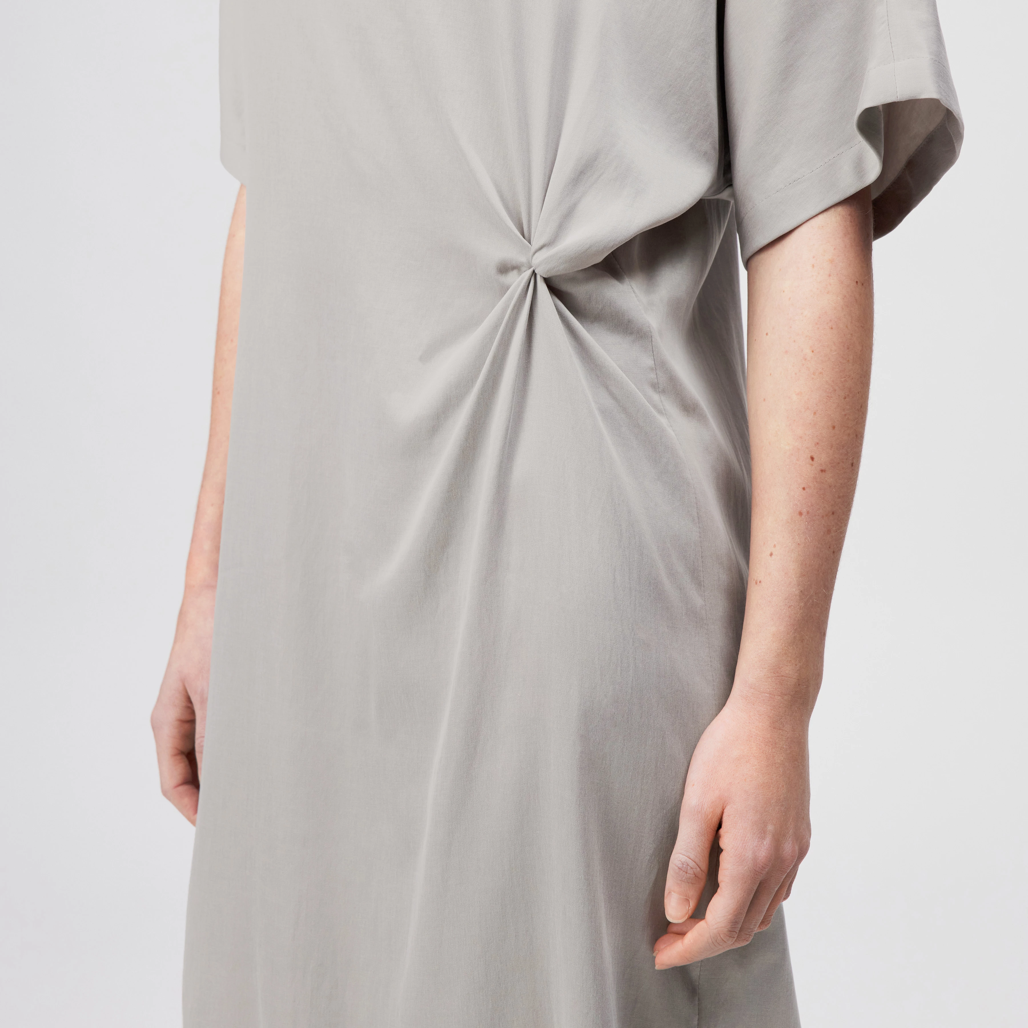 INDAH - Casual cupro-cotton blend dress - women - grey - Detailansicht am Model